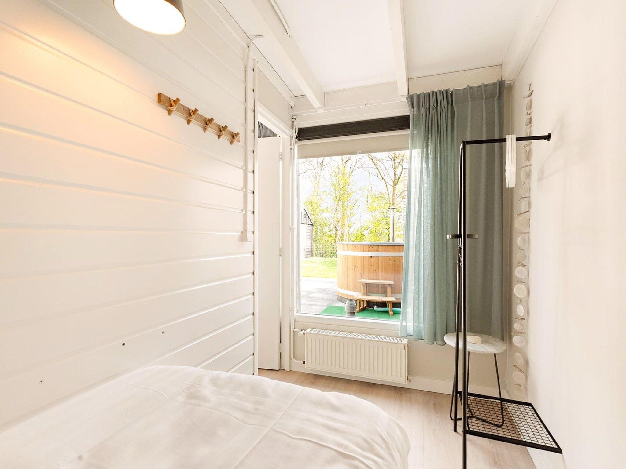 Een slaapkamer van Duinland 118 in Sint Maartensvlotbrug