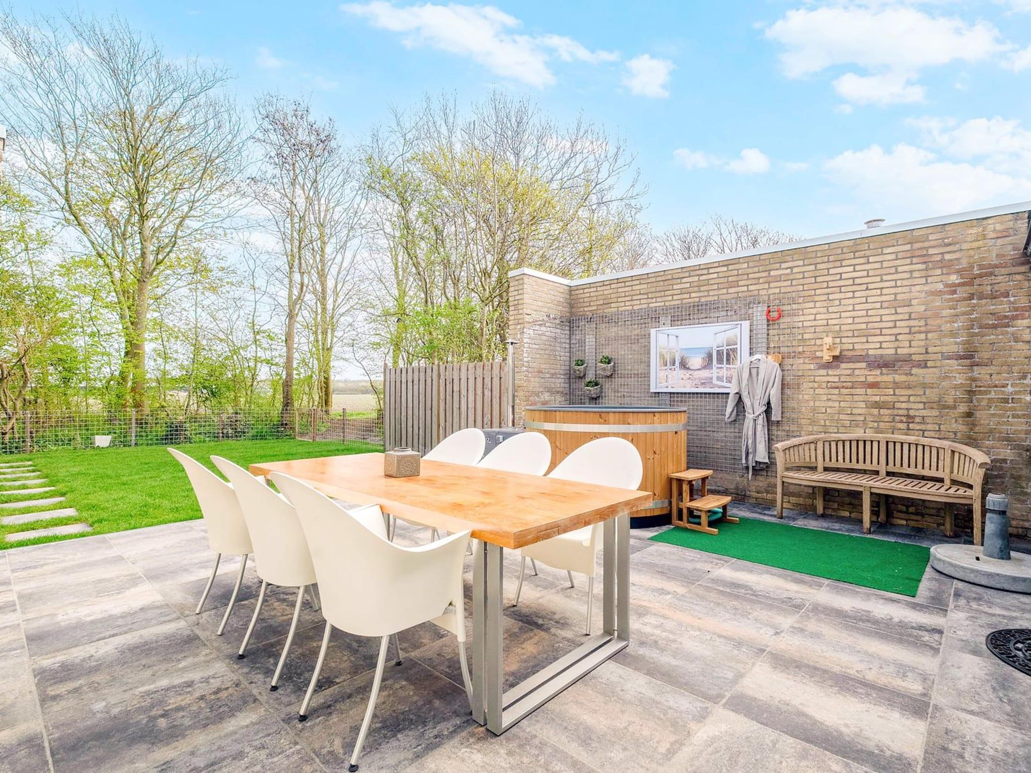 Het terras van Duinland 118 in Sint Maartensvlotbrug