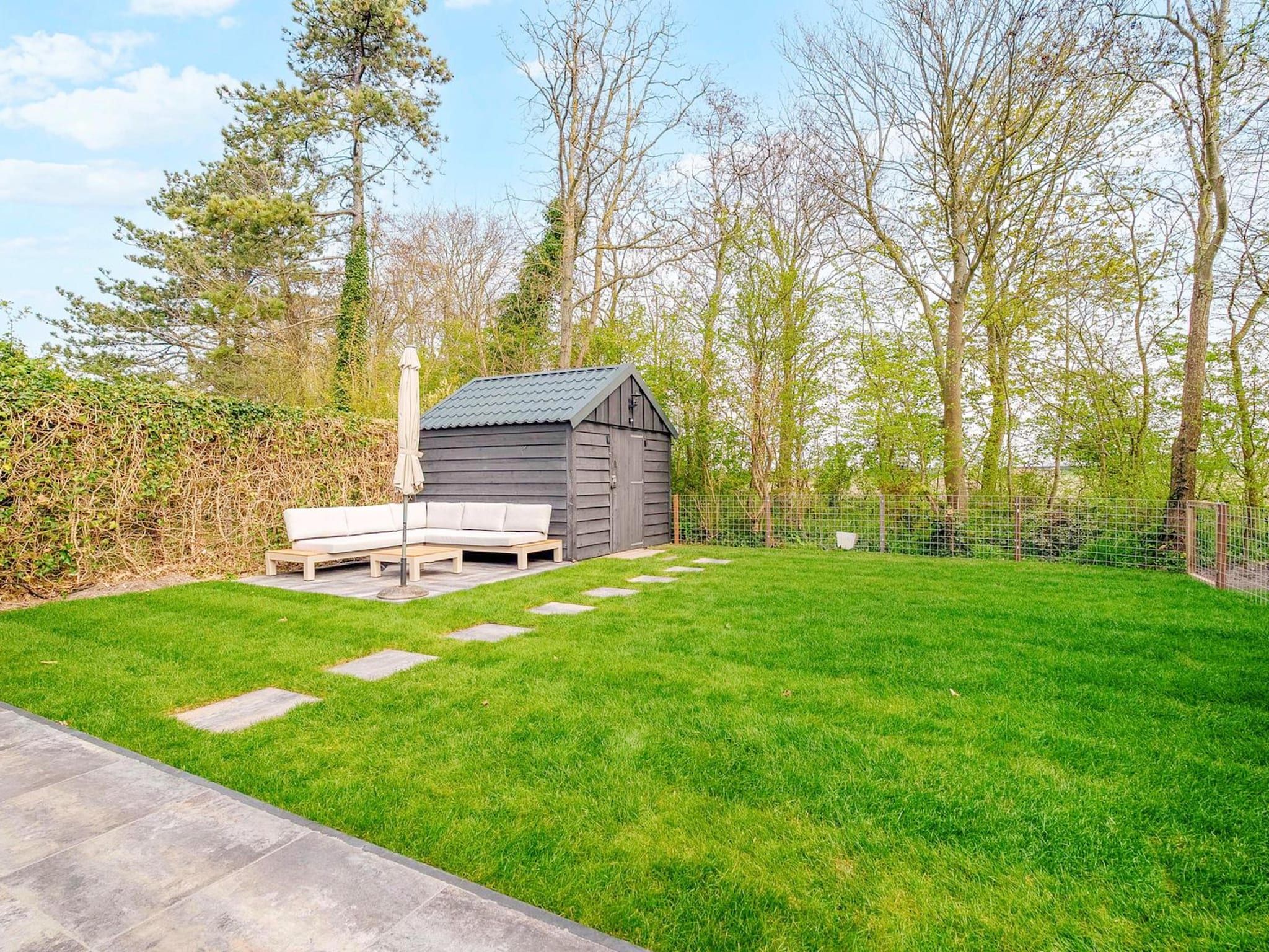 De tuin van Duinland 118 in Sint Maartensvlotbrug