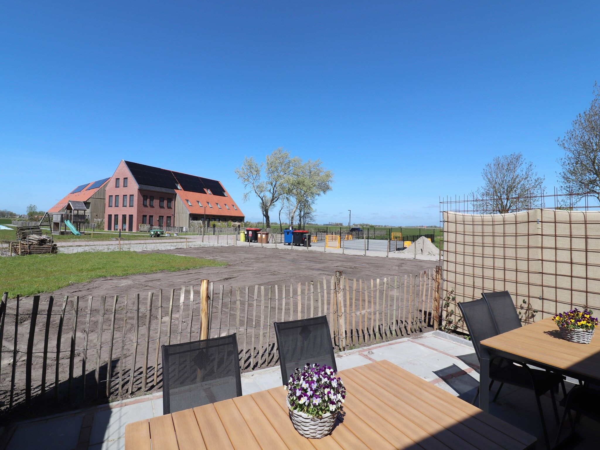 De tuin van Moderne villa op het Friese platteland in leons