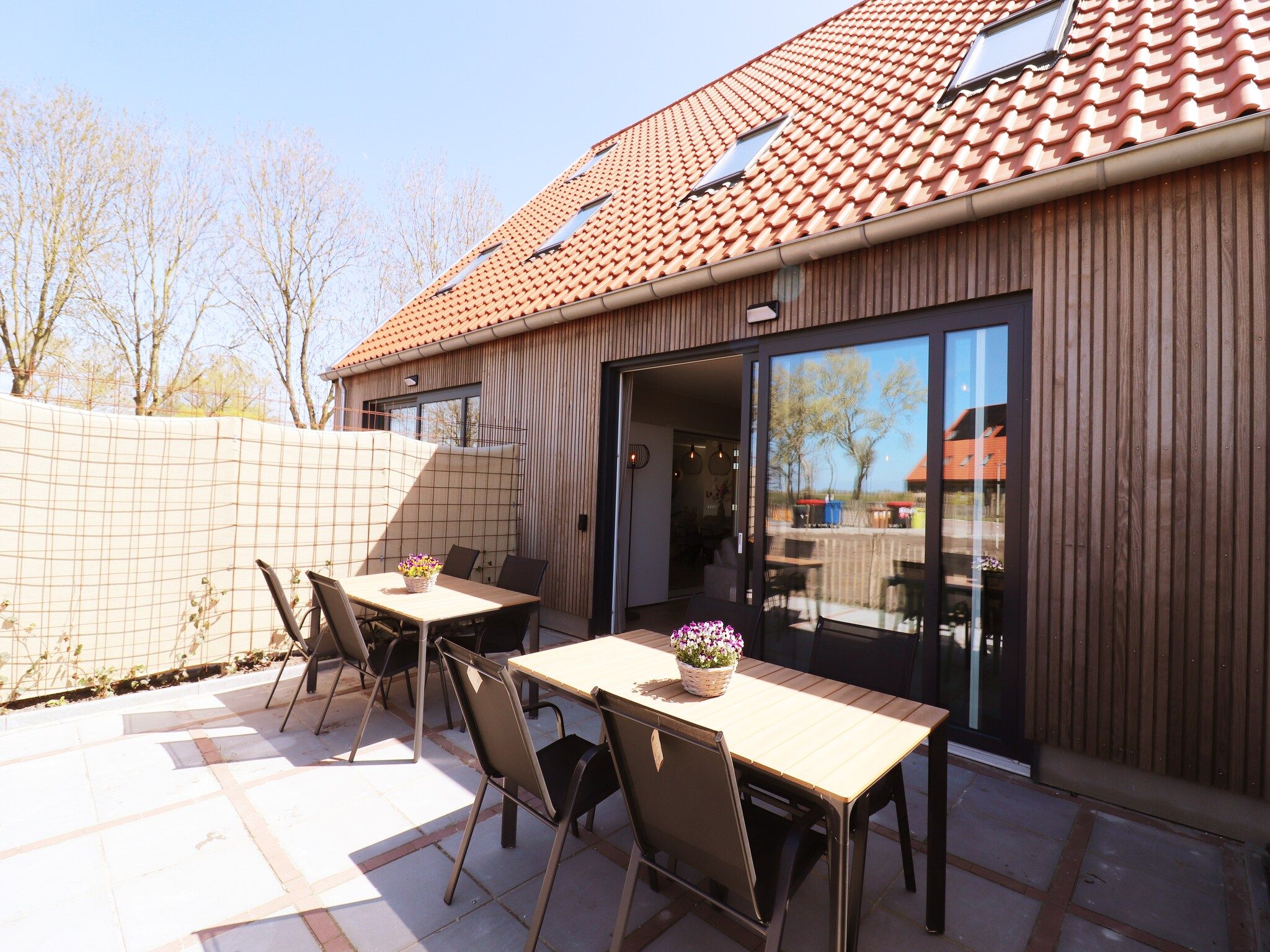 De tuin van Moderne villa op het Friese platteland in leons