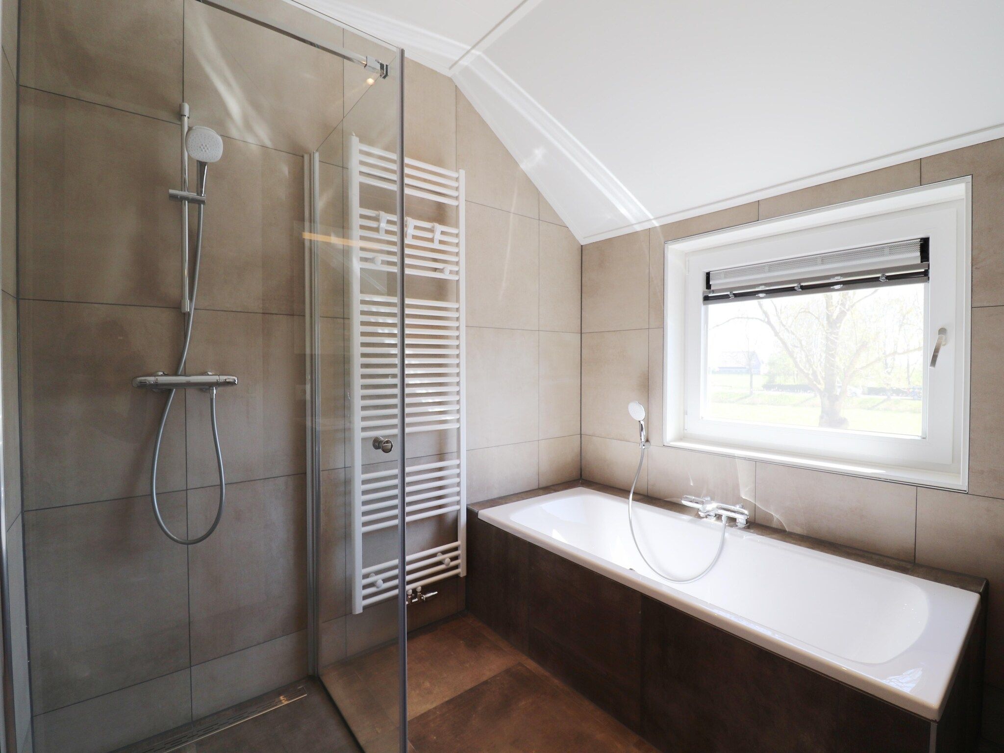 De badkamer van Moderne villa op het Friese platteland in leons