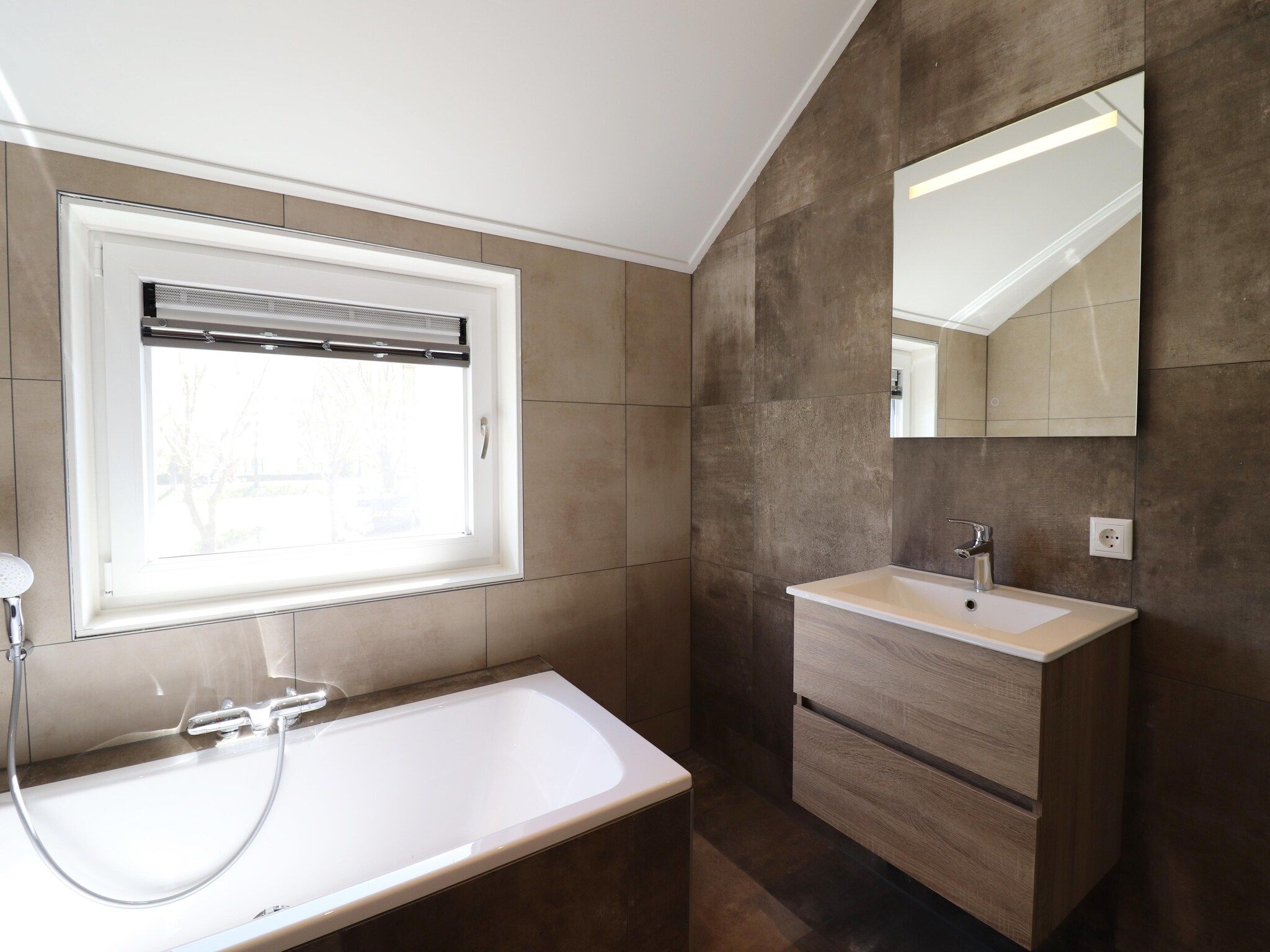 De badkamer van Moderne villa op het Friese platteland in leons
