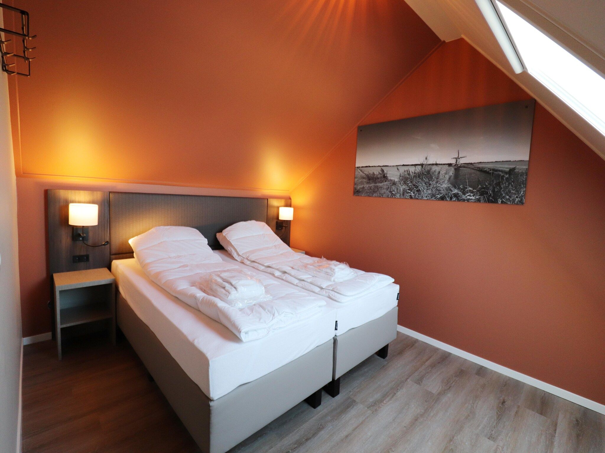 Een slaapkamer van Moderne villa op het Friese platteland in leons