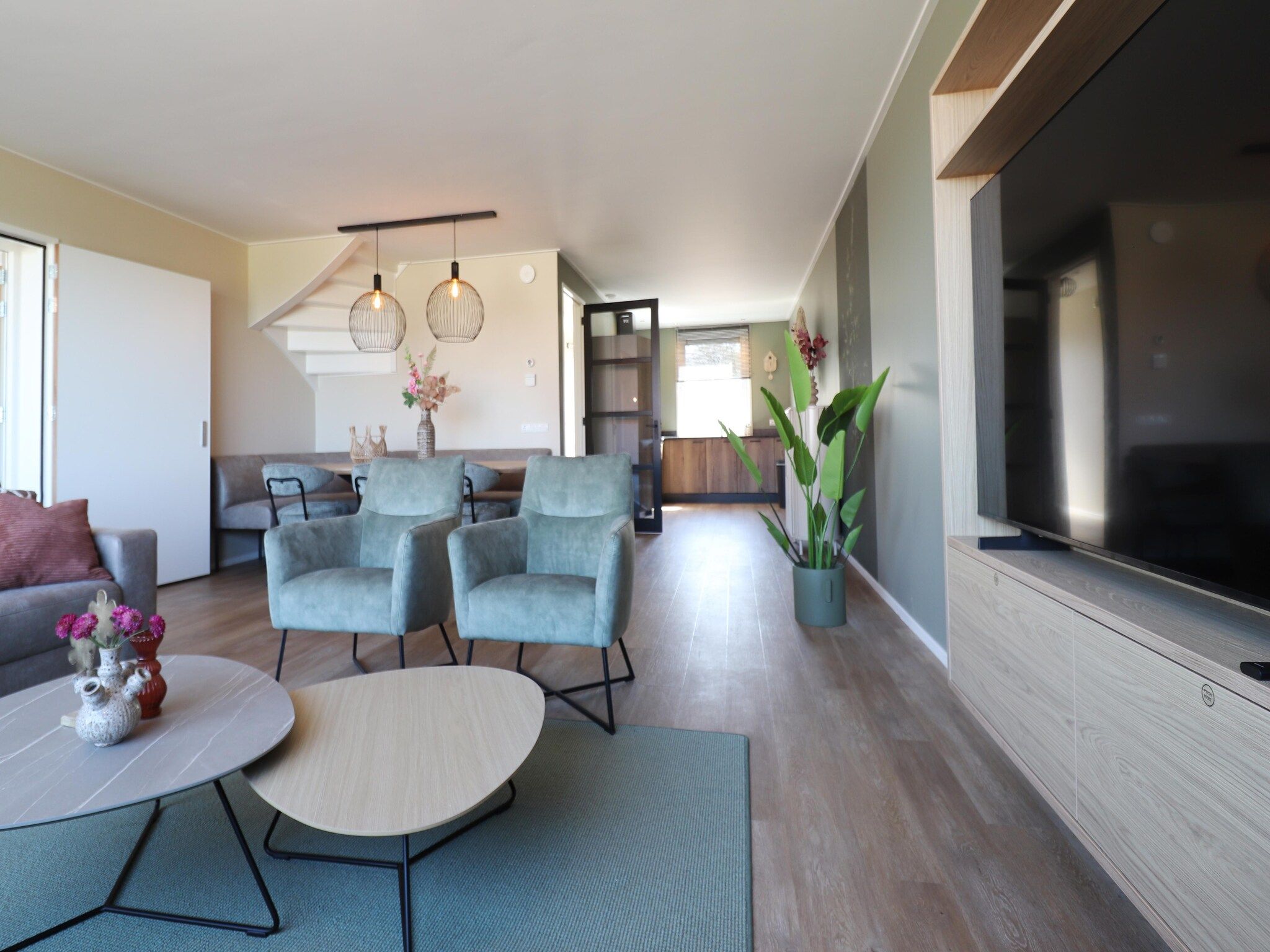 De woonkamer van Moderne villa op het Friese platteland in leons