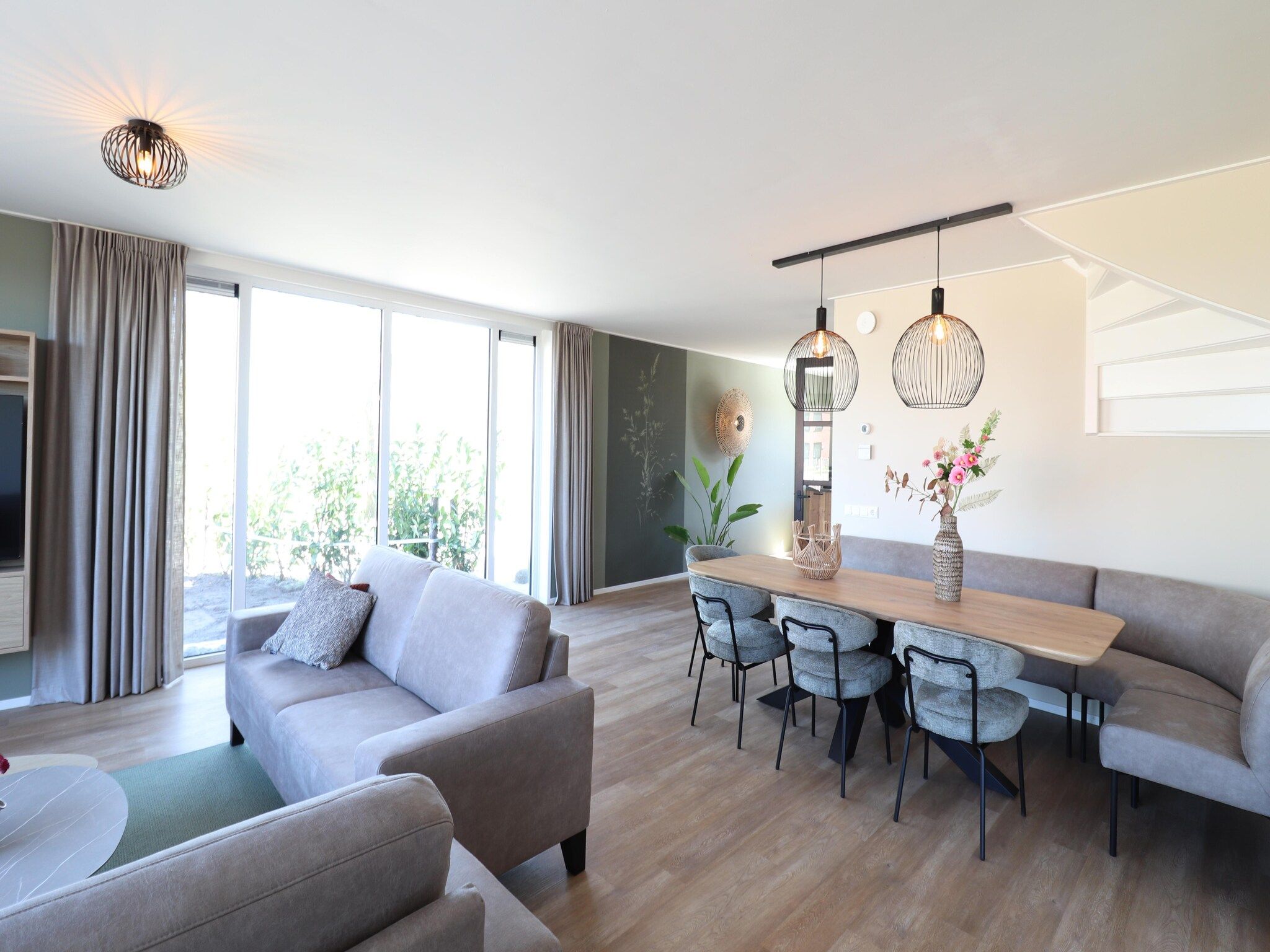 De woonkamer van Moderne hoekvilla middenin Friesland in leons