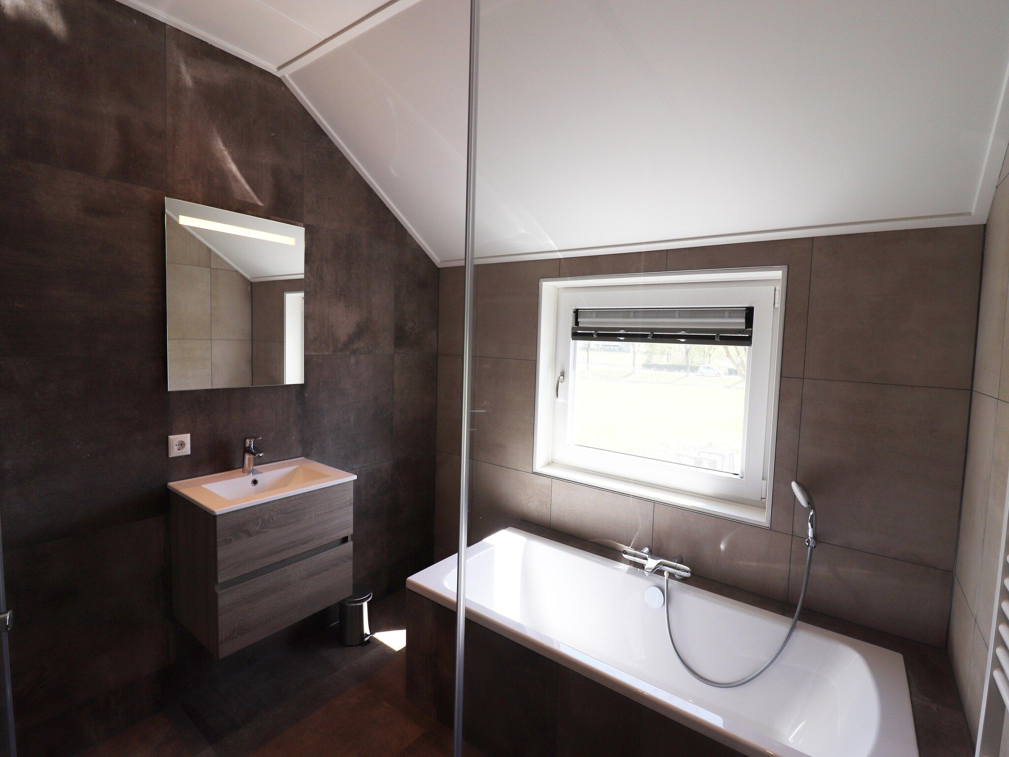 De badkamer van Moderne hoekvilla middenin Friesland in leons