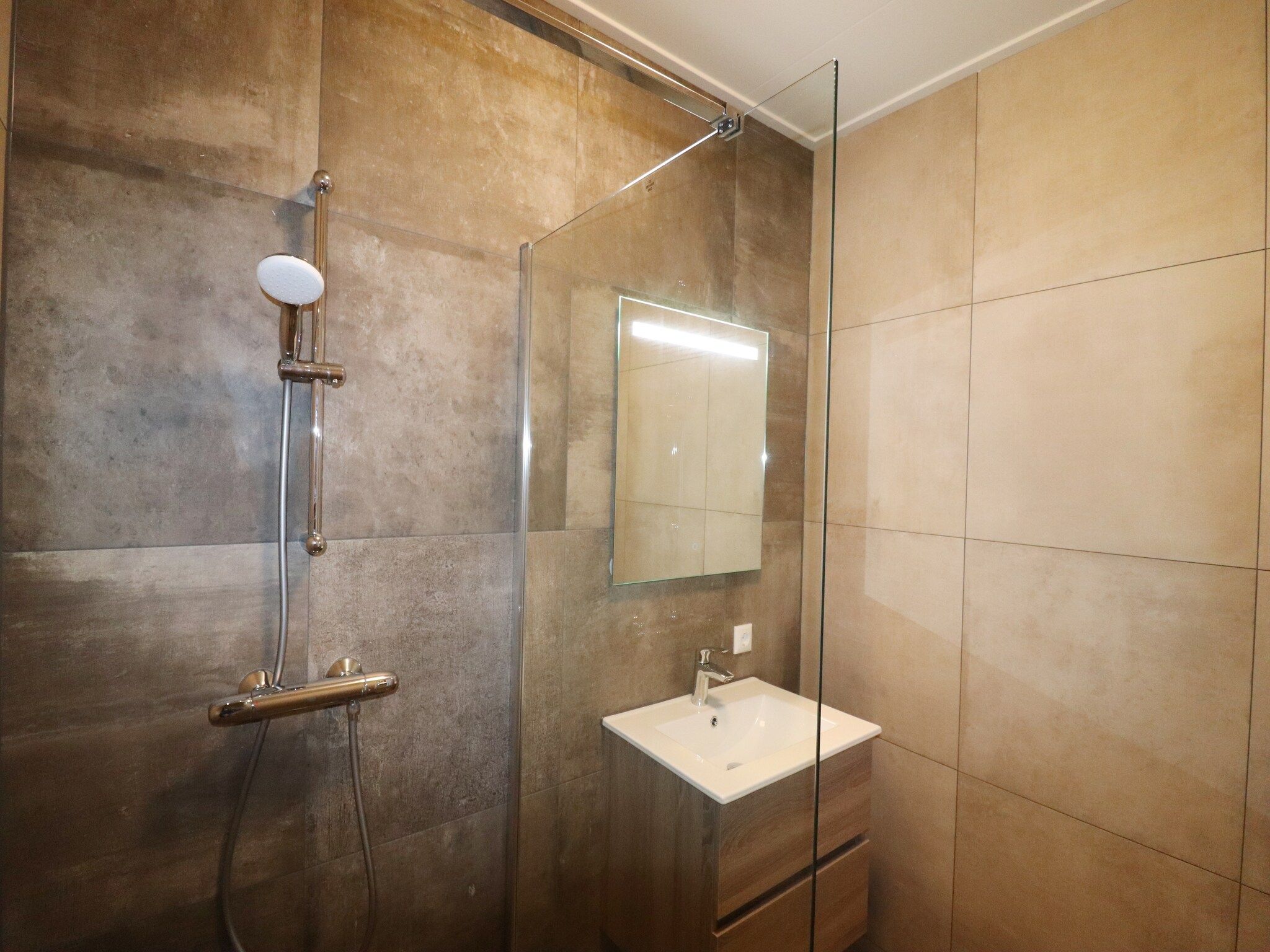 De badkamer van Moderne hoekvilla middenin Friesland in leons