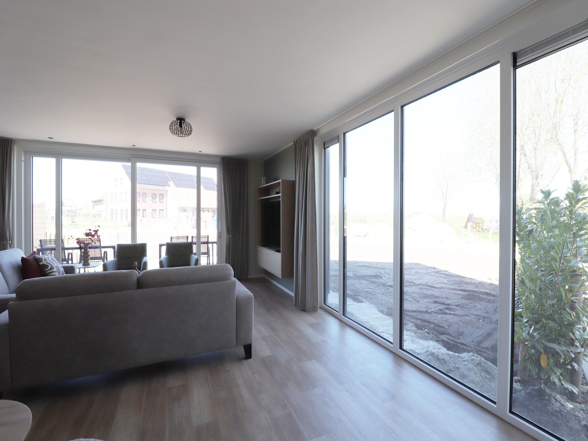 De woonkamer van Moderne hoekvilla middenin Friesland in leons