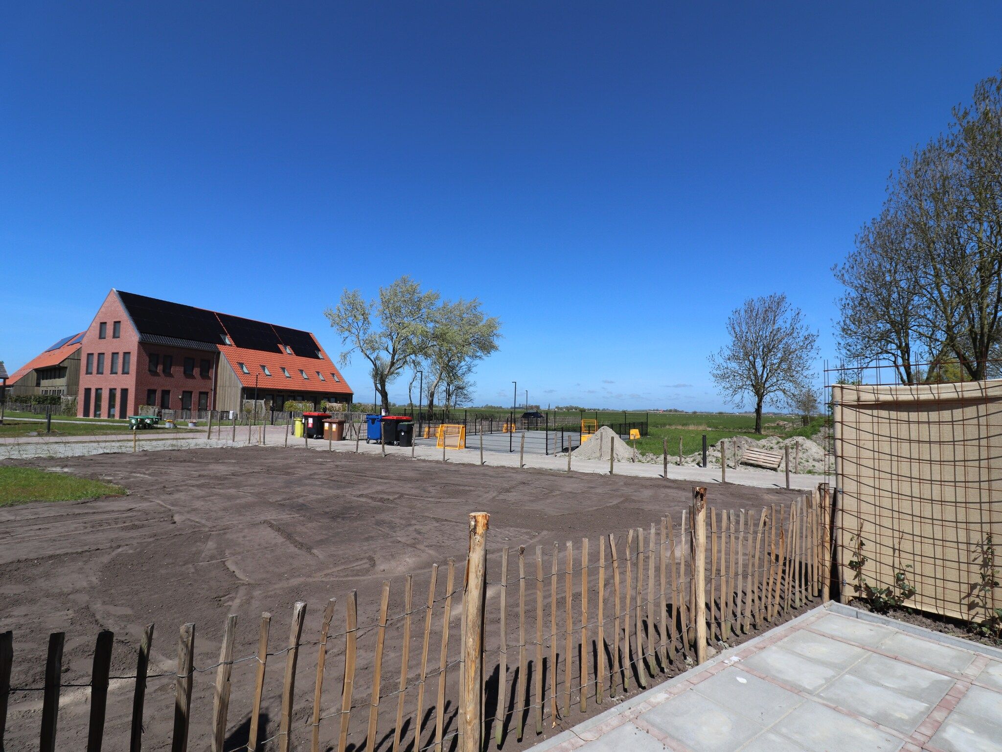 Het uitzicht vanaf Moderne hoekvilla middenin Friesland in leons