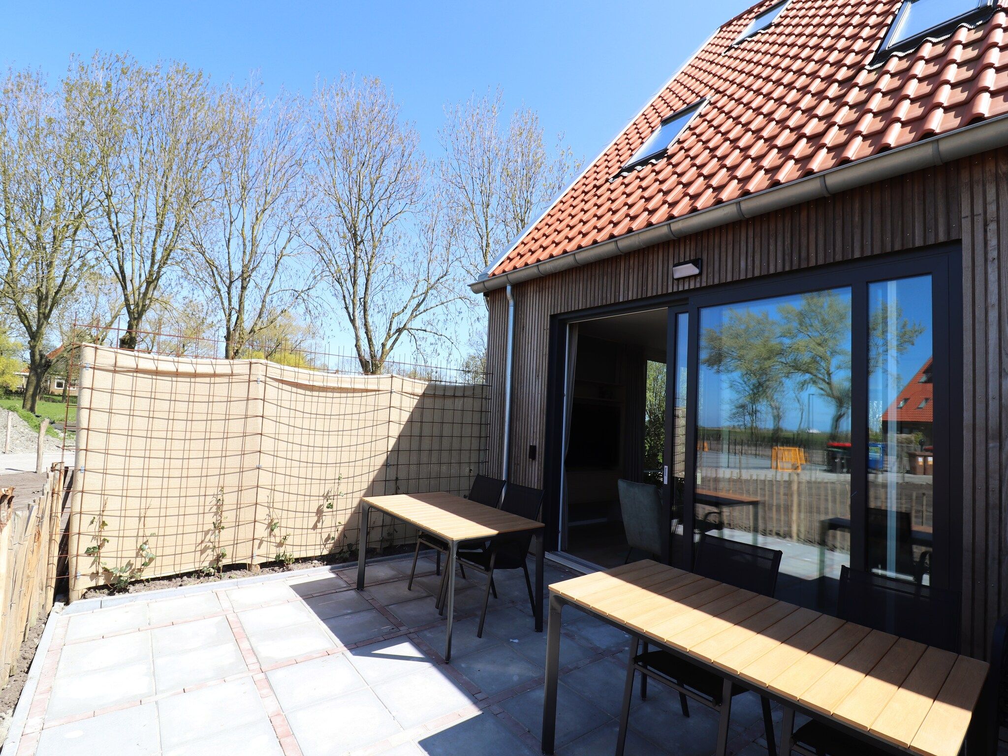 Het terras van Moderne hoekvilla middenin Friesland in leons