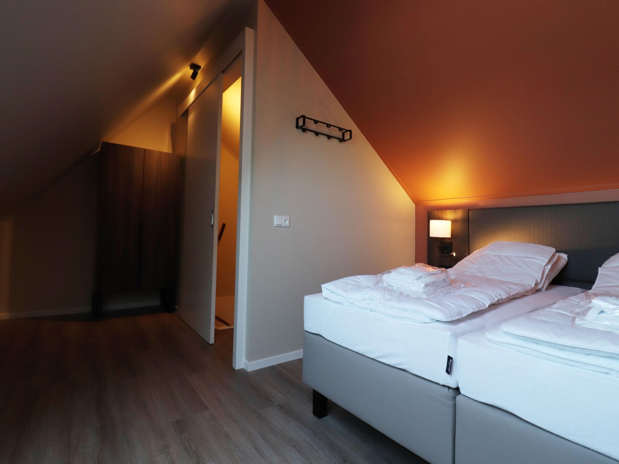 Een slaapkamer van 16 persoons villa C en D in Leons