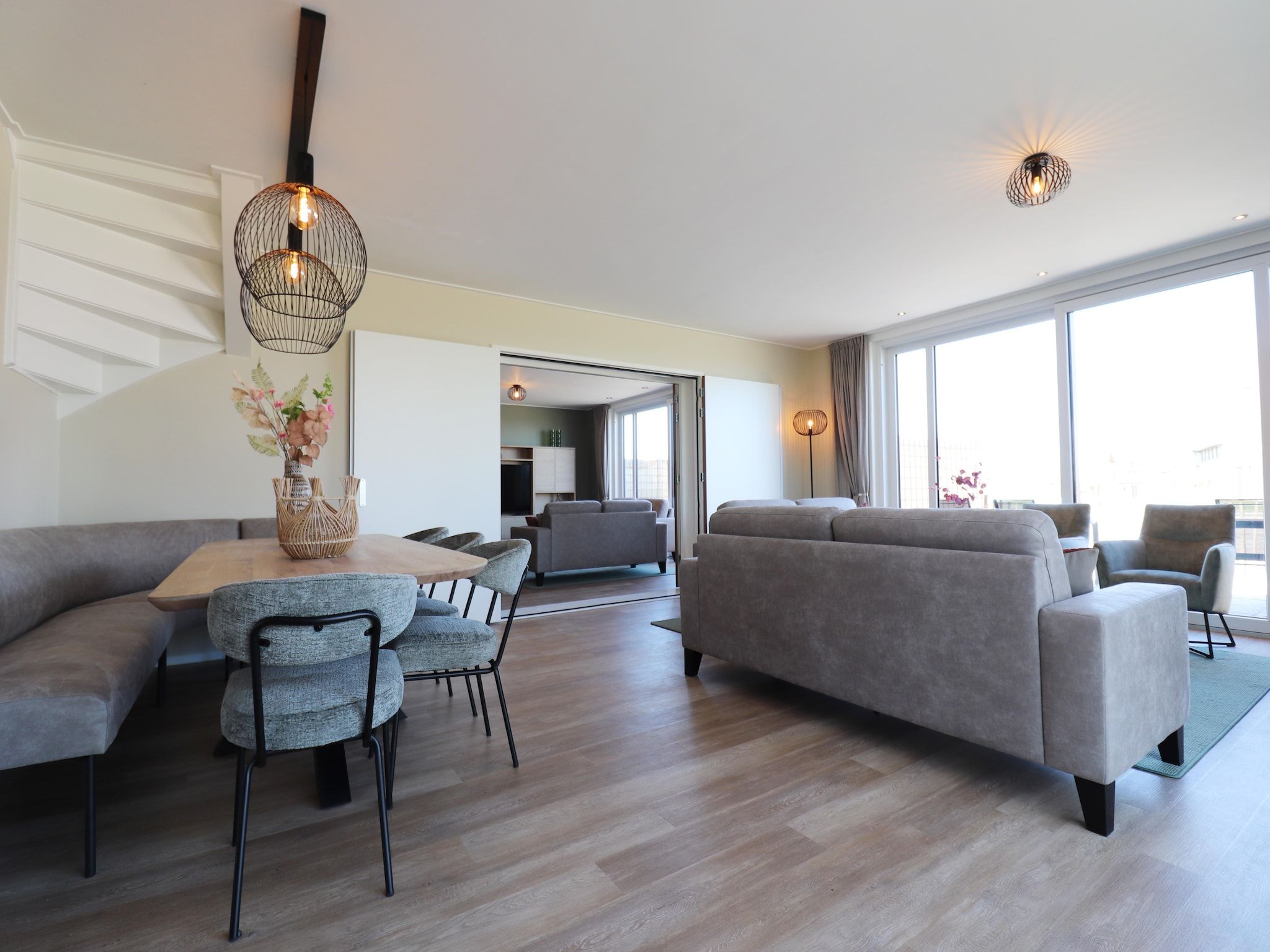 De woonkamer van 16 persoons villa C en D in Leons