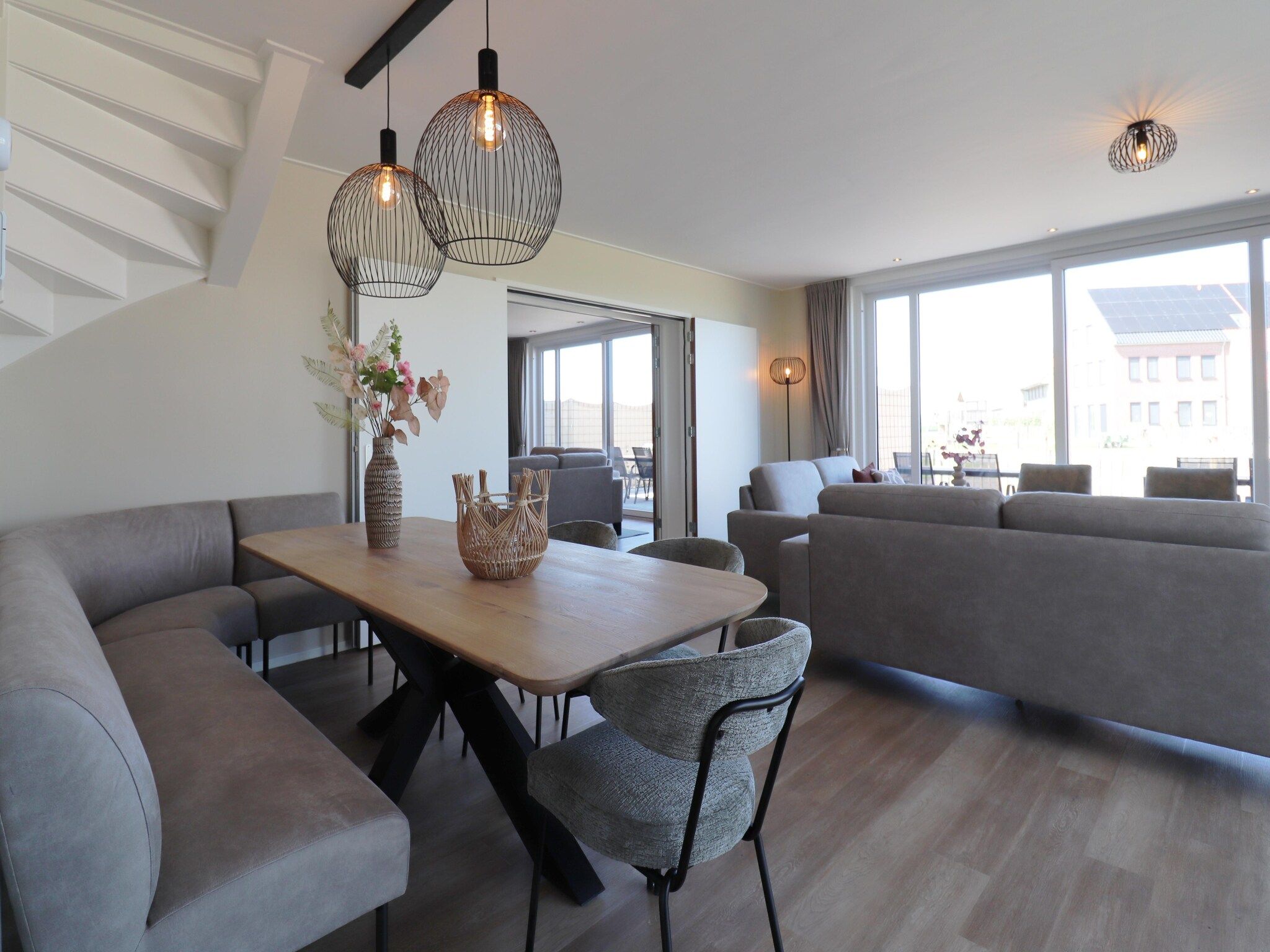 De woonkamer van 16 persoons villa C en D in Leons