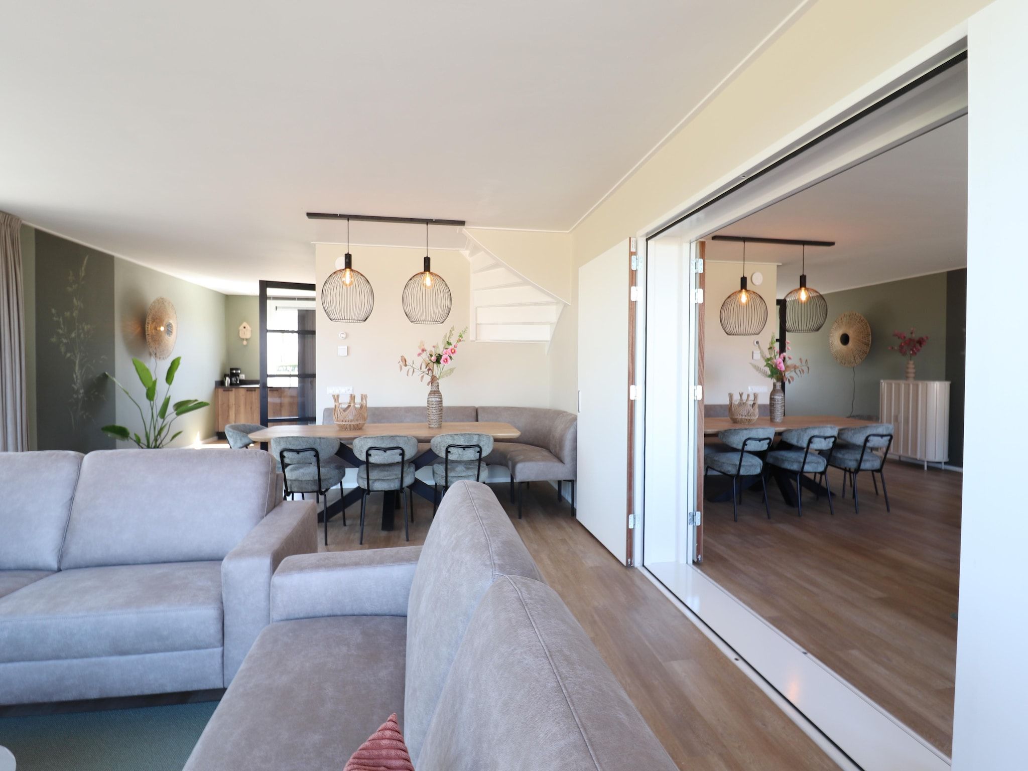 De woonkamer van 16 persoons villa C en D in Leons