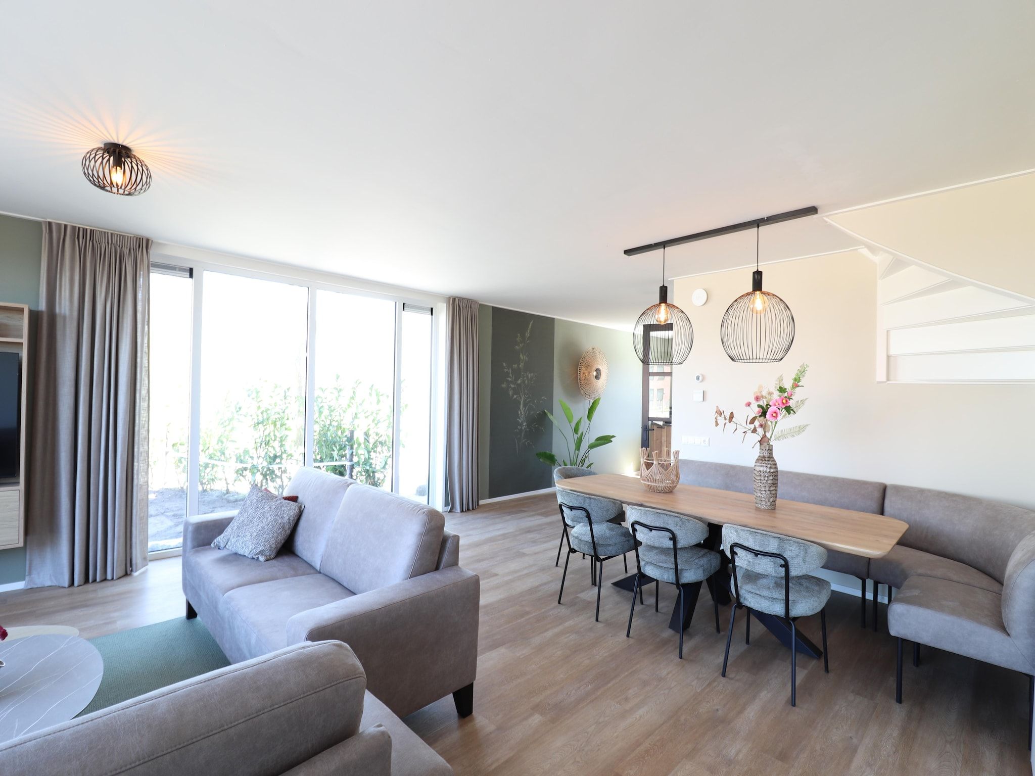 De woonkamer van 16 persoons villa C en D in Leons