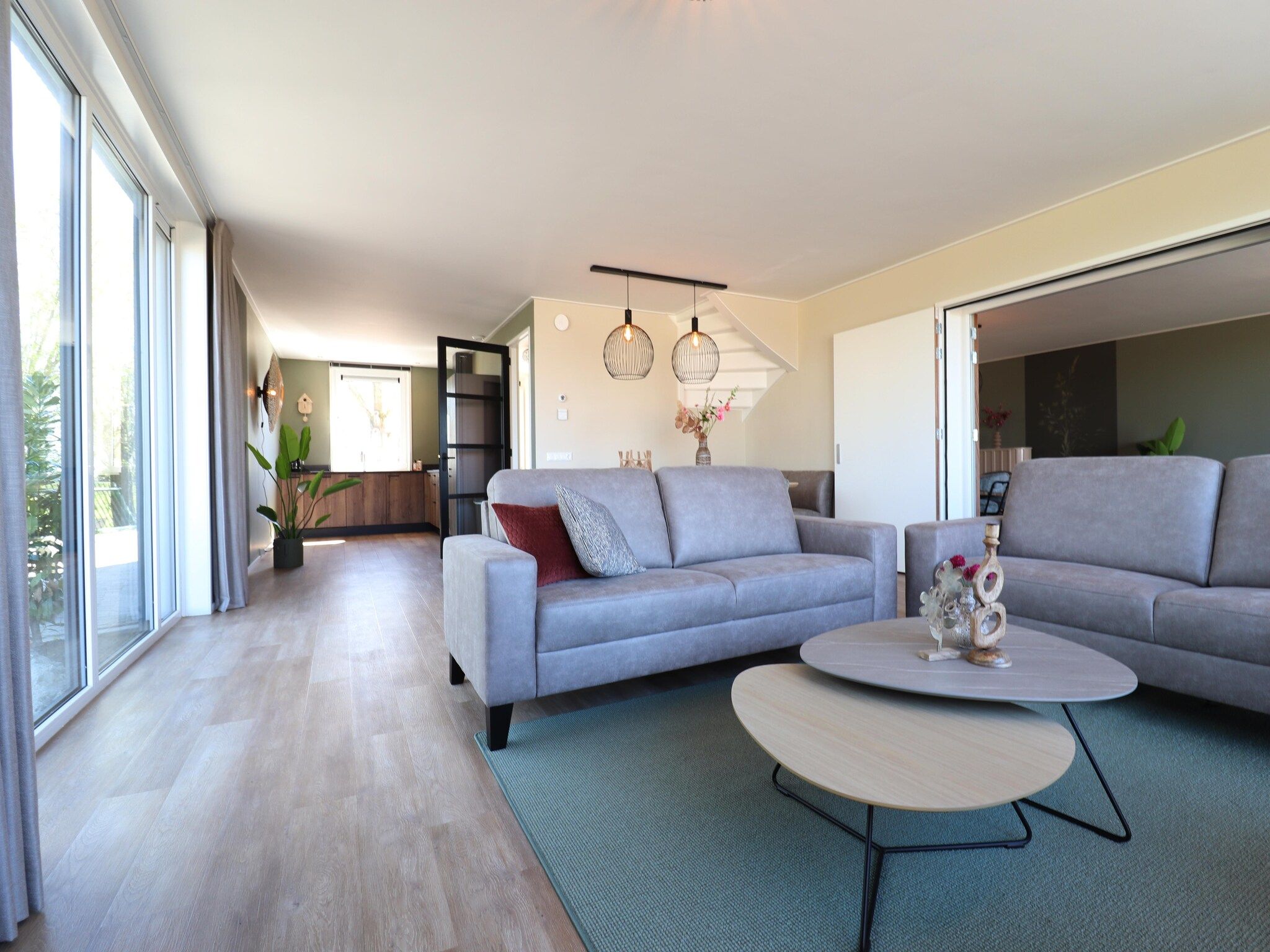 De woonkamer van 16 persoons villa C en D in Leons