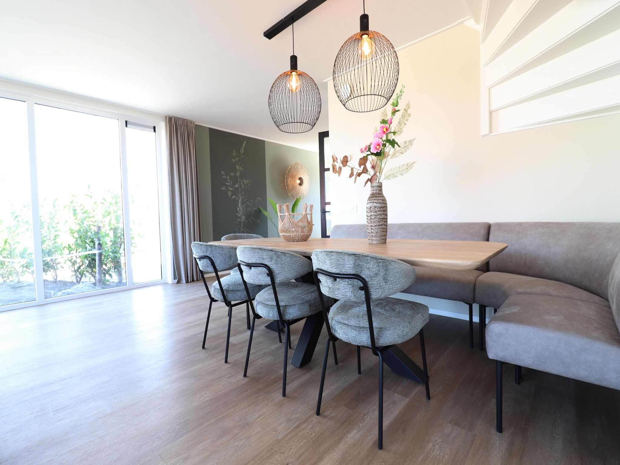 De woonkamer van 16 persoons villa C en D in Leons