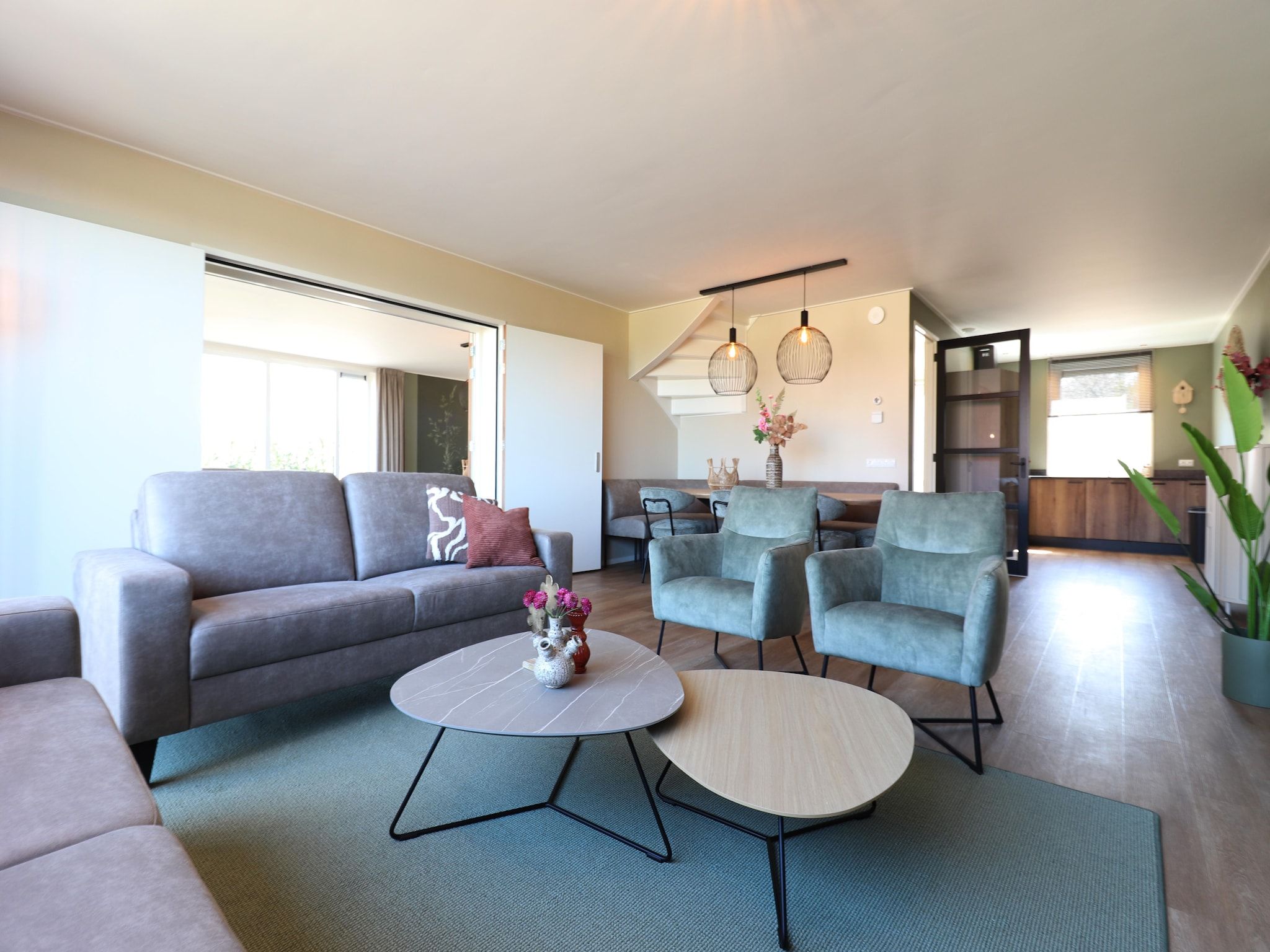 De woonkamer van 16 persoons villa C en D in Leons