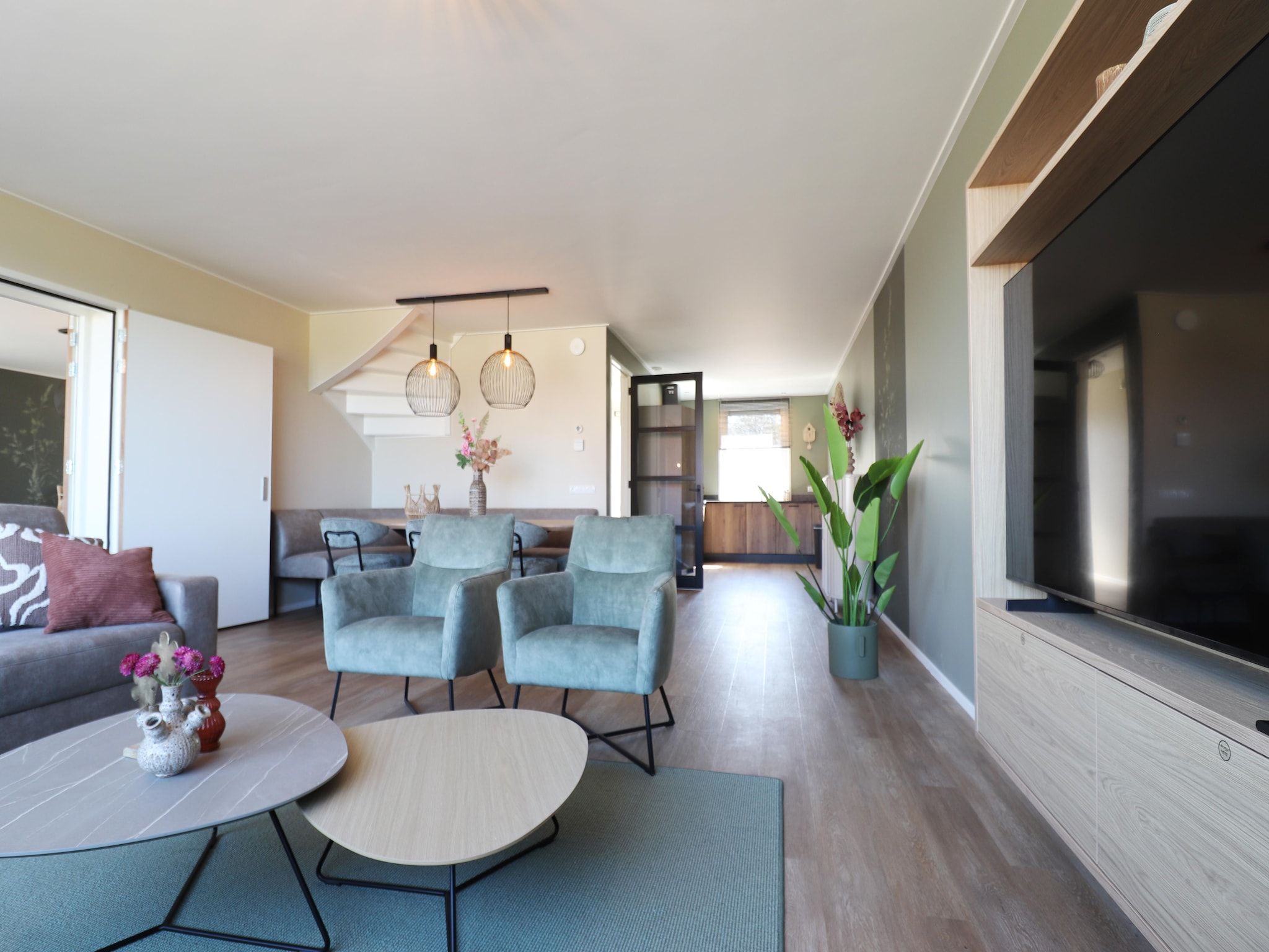 De woonkamer van 16 persoons villa C en D in Leons