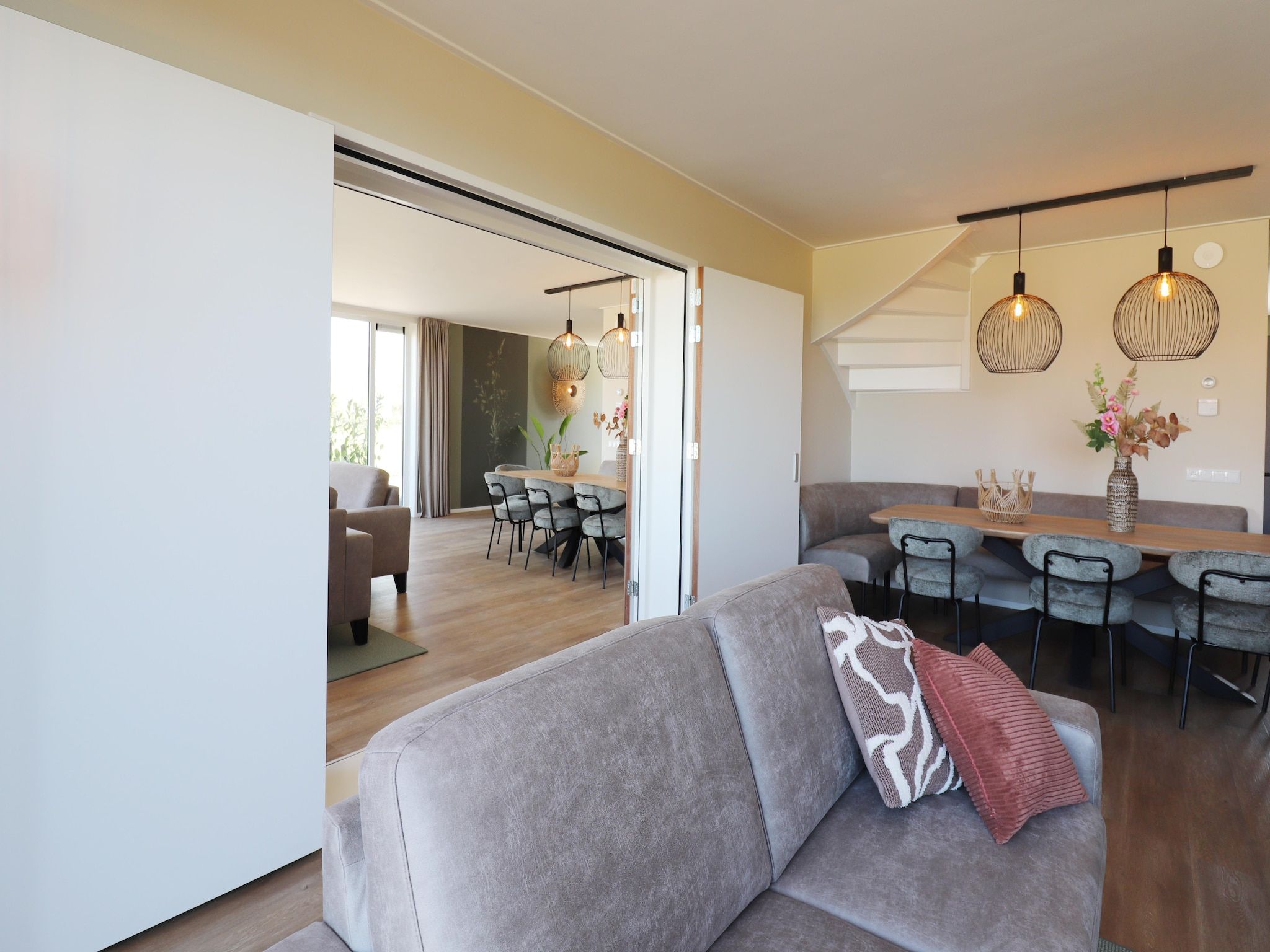 De woonkamer van 16 persoons villa C en D in Leons