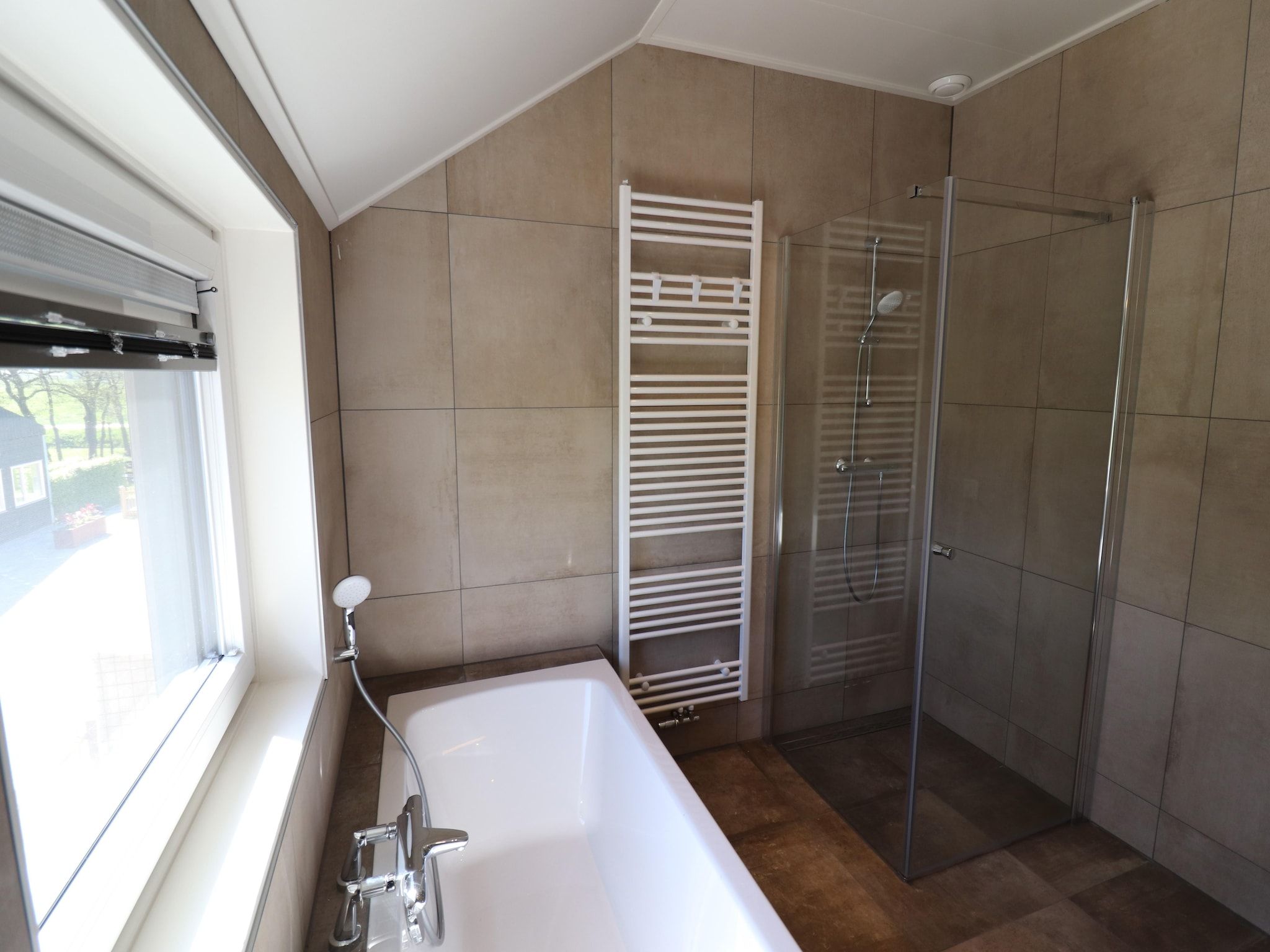 De badkamer van 16 persoons villa C en D in Leons