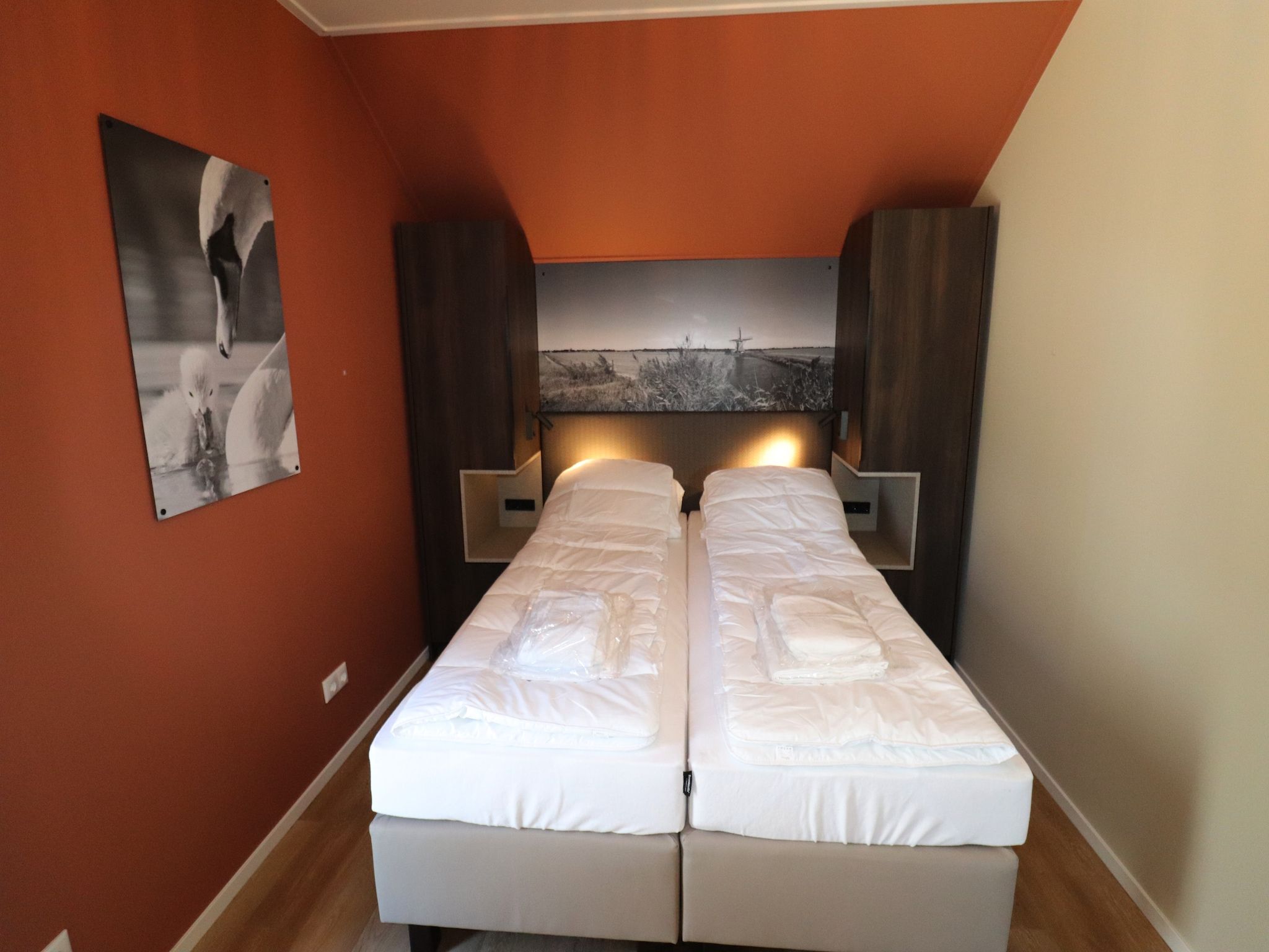 Een slaapkamer van 16 persoons villa C en D in Leons