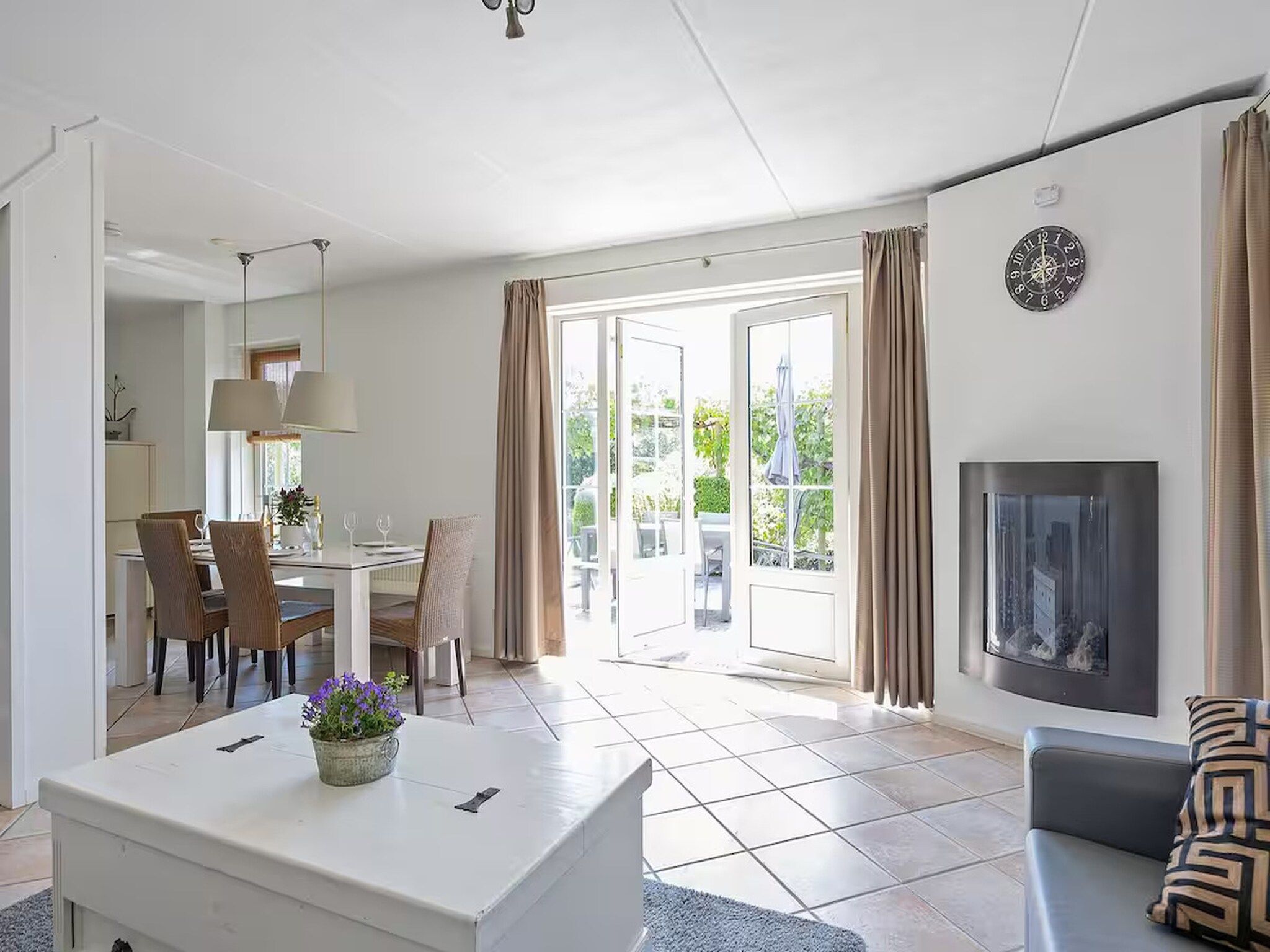 De eetkamer van Villa in Makkum in Makkum