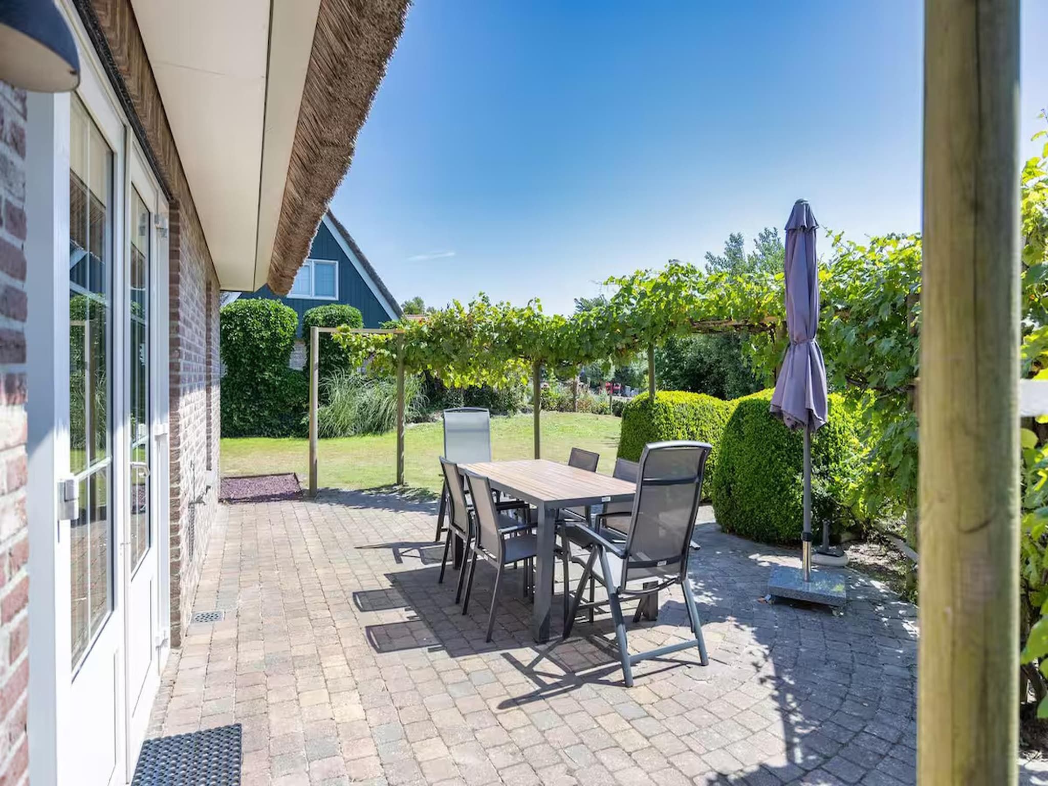 Het terras van Villa in Makkum in Makkum