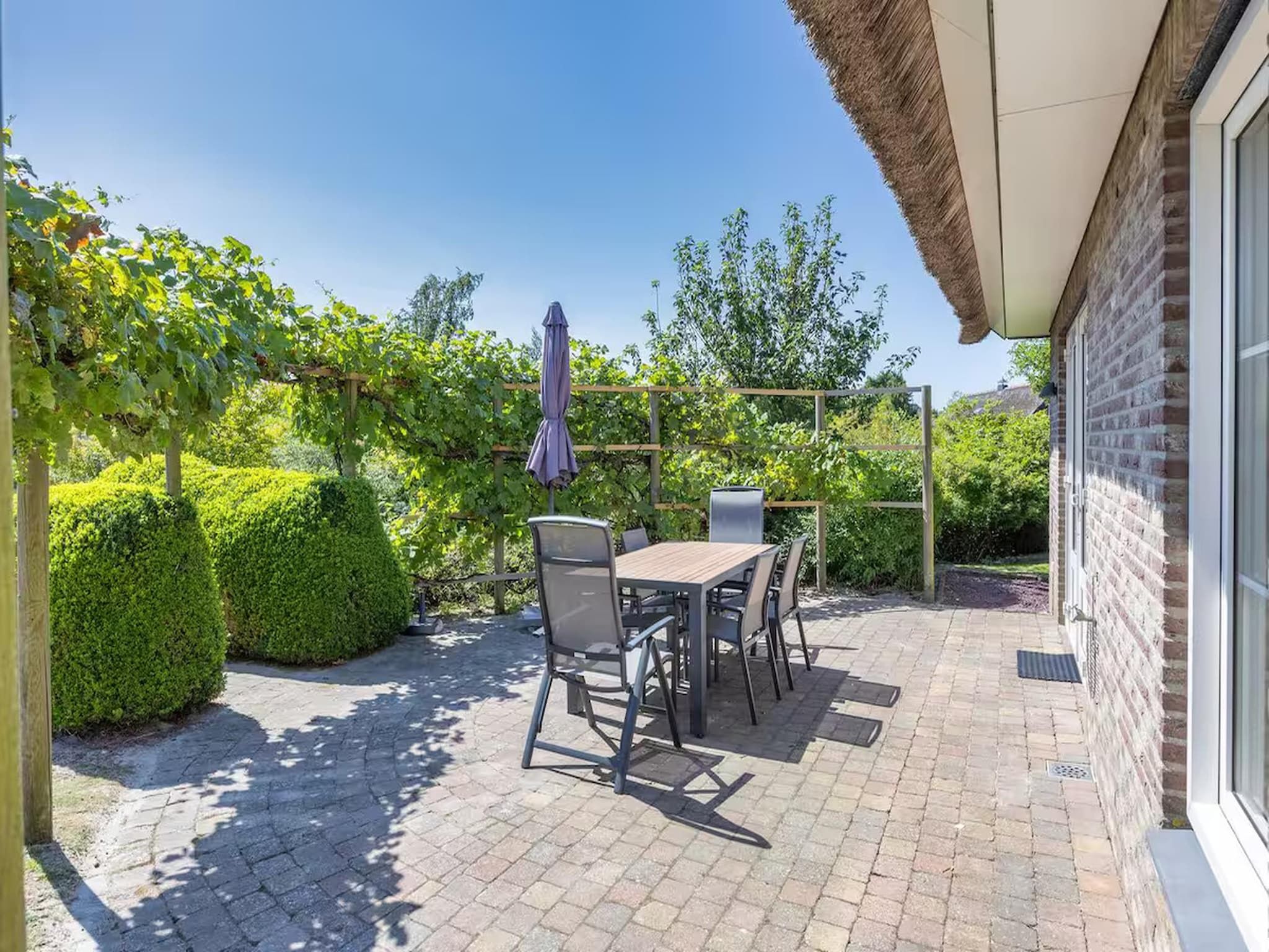 Het terras van Villa in Makkum in Makkum