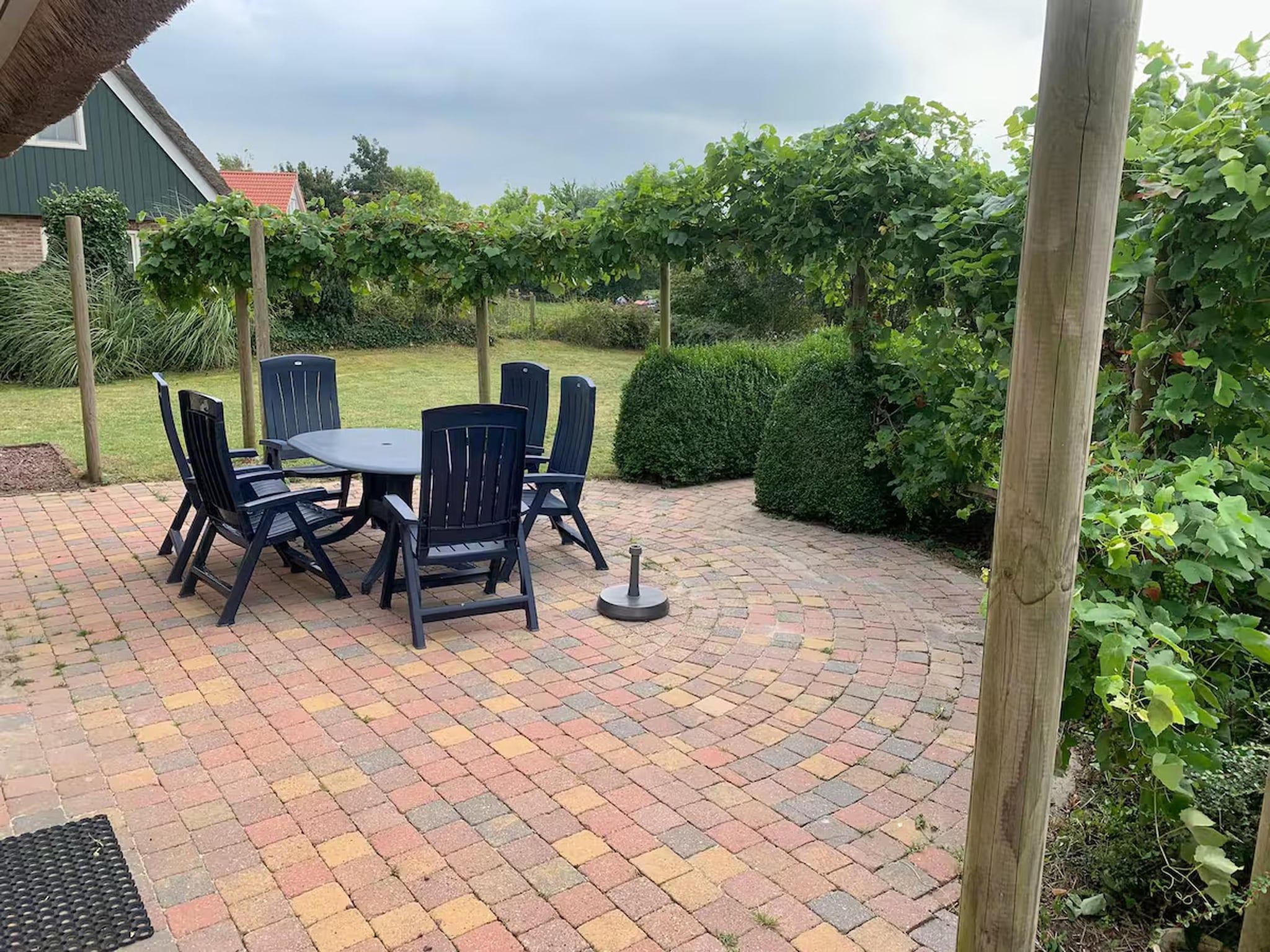 Het terras van Villa in Makkum in Makkum