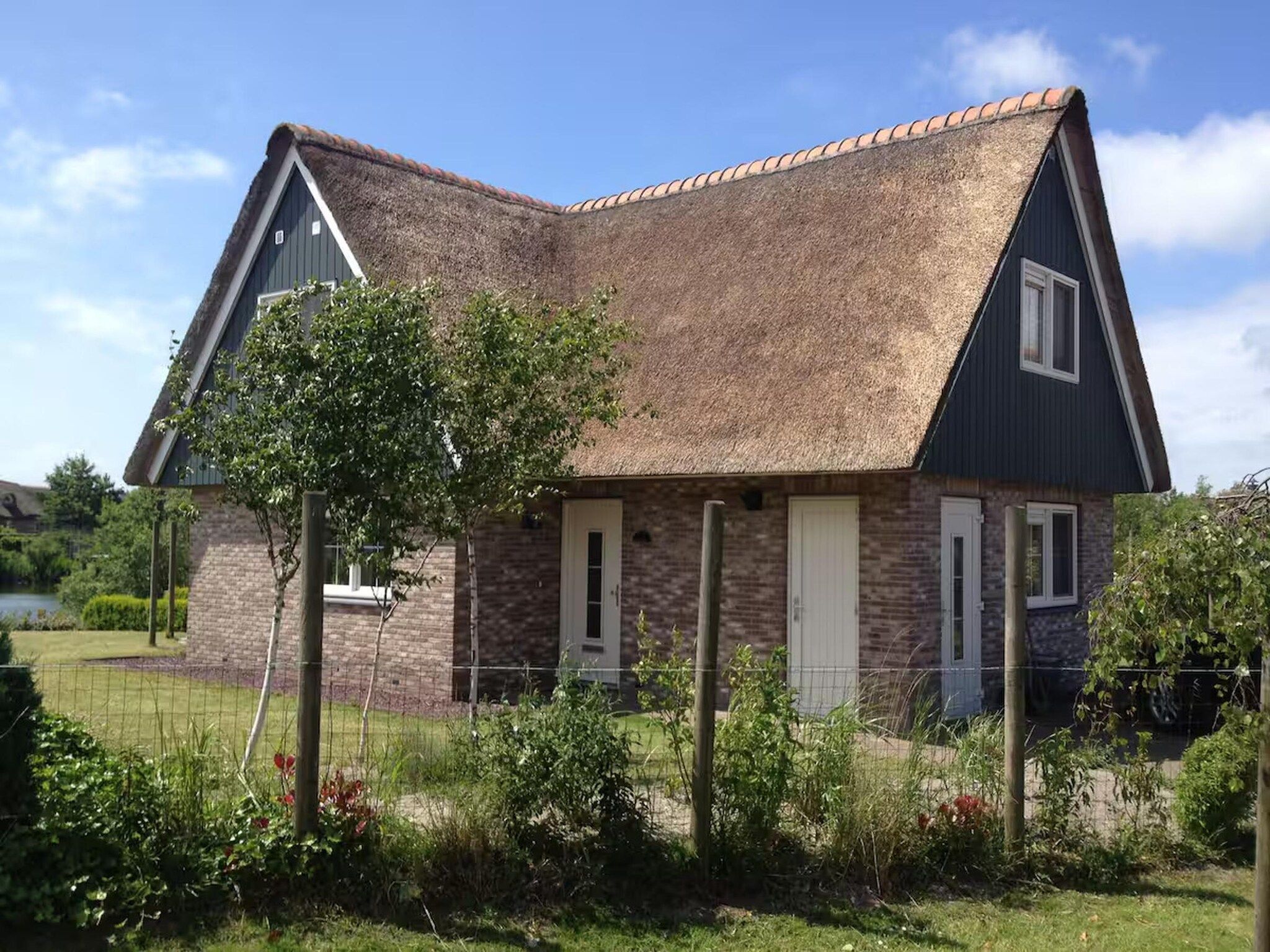 De buitenkant van Villa in Makkum in Makkum