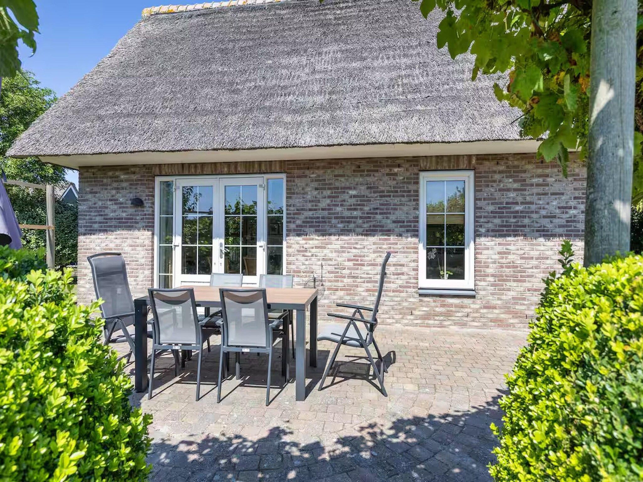 Het terras van Villa in Makkum in Makkum