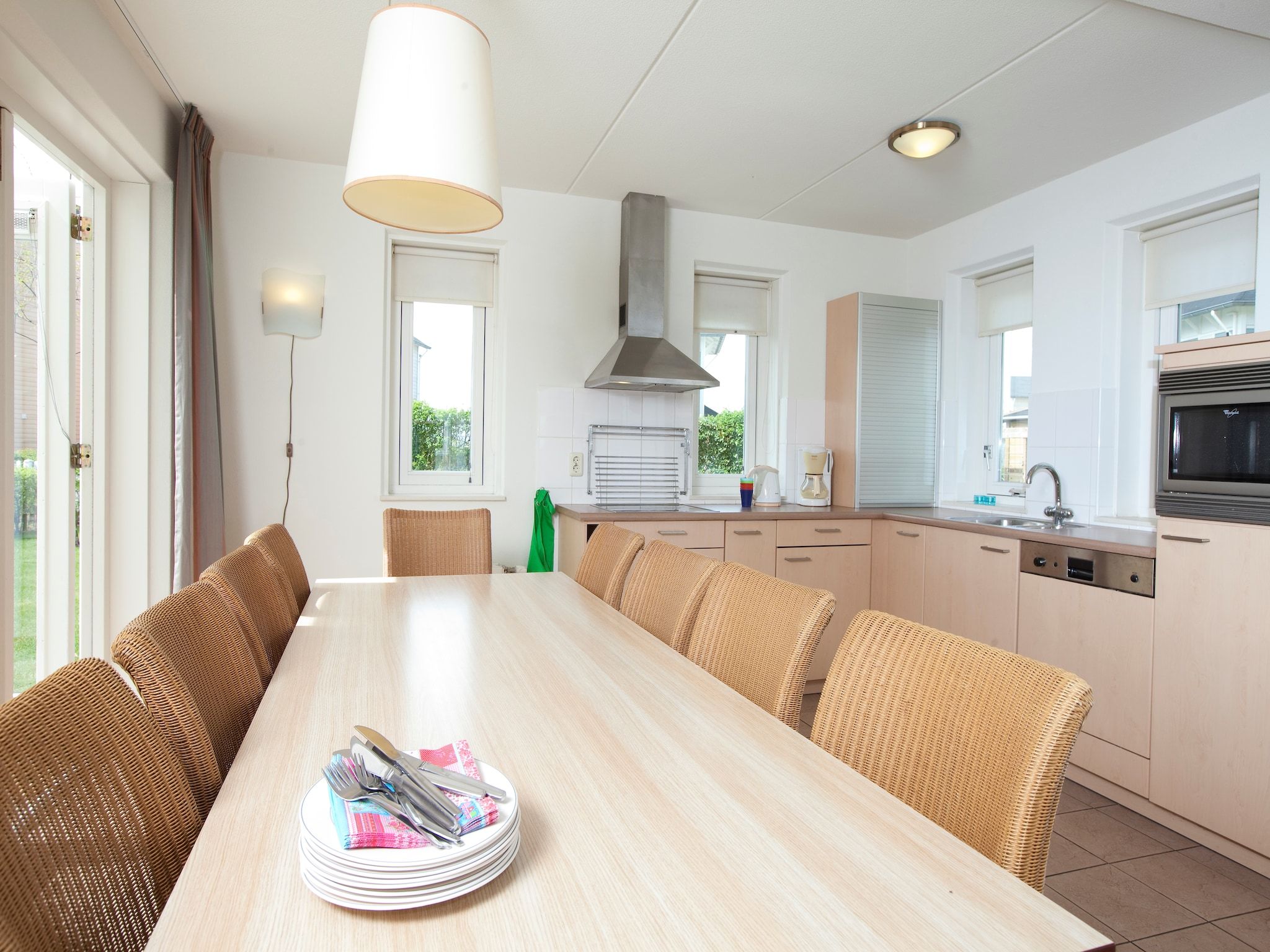 De eetkamer van Vakantiepark Cape Helius 16 in Hellevoetsluis