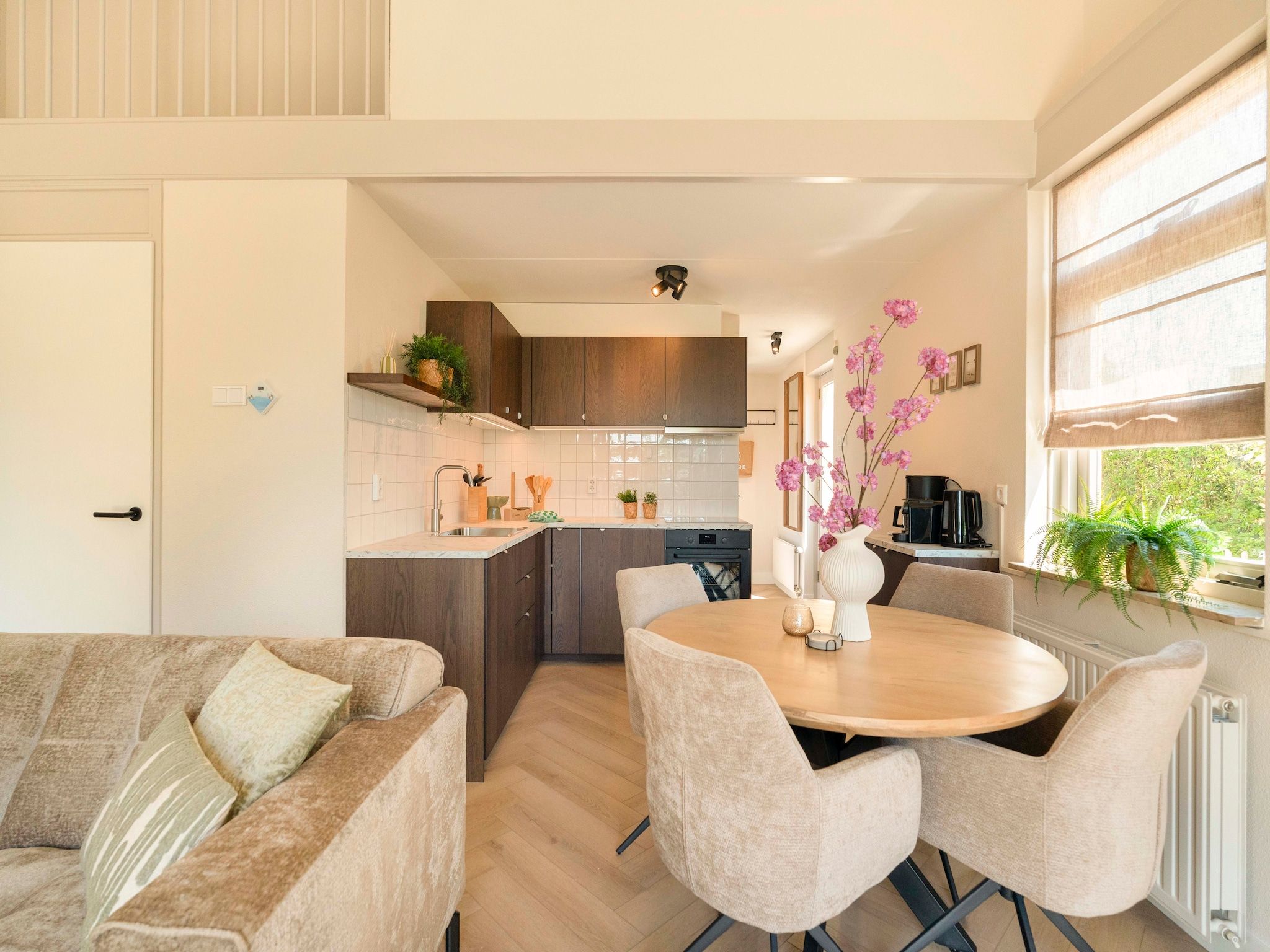 De eetkamer van Strandslag Bungalow 68 in Julianadorp