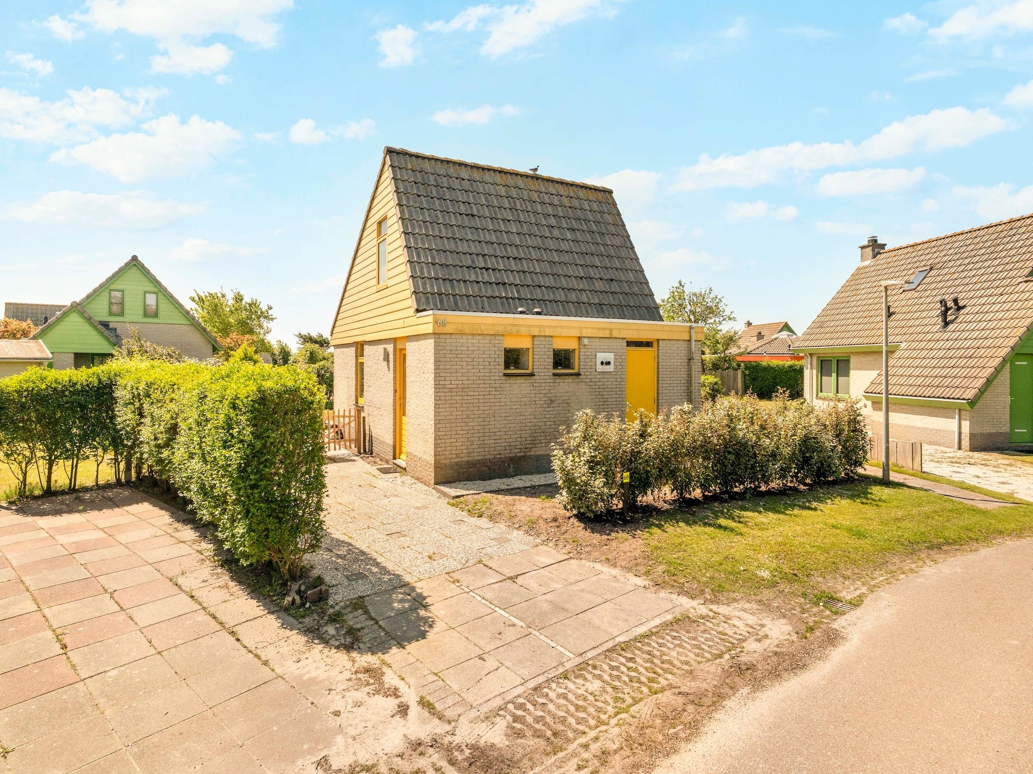 De buitenkant van Strandslag Bungalow 68 in Julianadorp