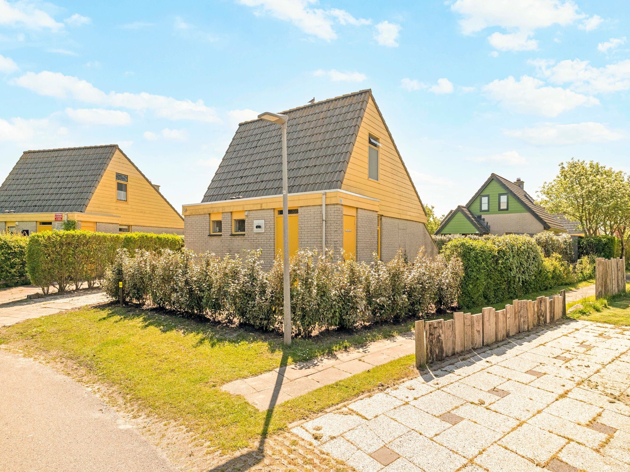De buitenkant van Strandslag Bungalow 68 in Julianadorp