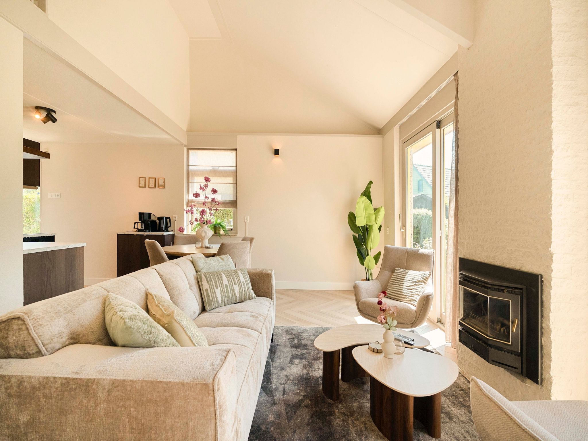 De woonkamer van Strandslag Bungalow 68 in Julianadorp