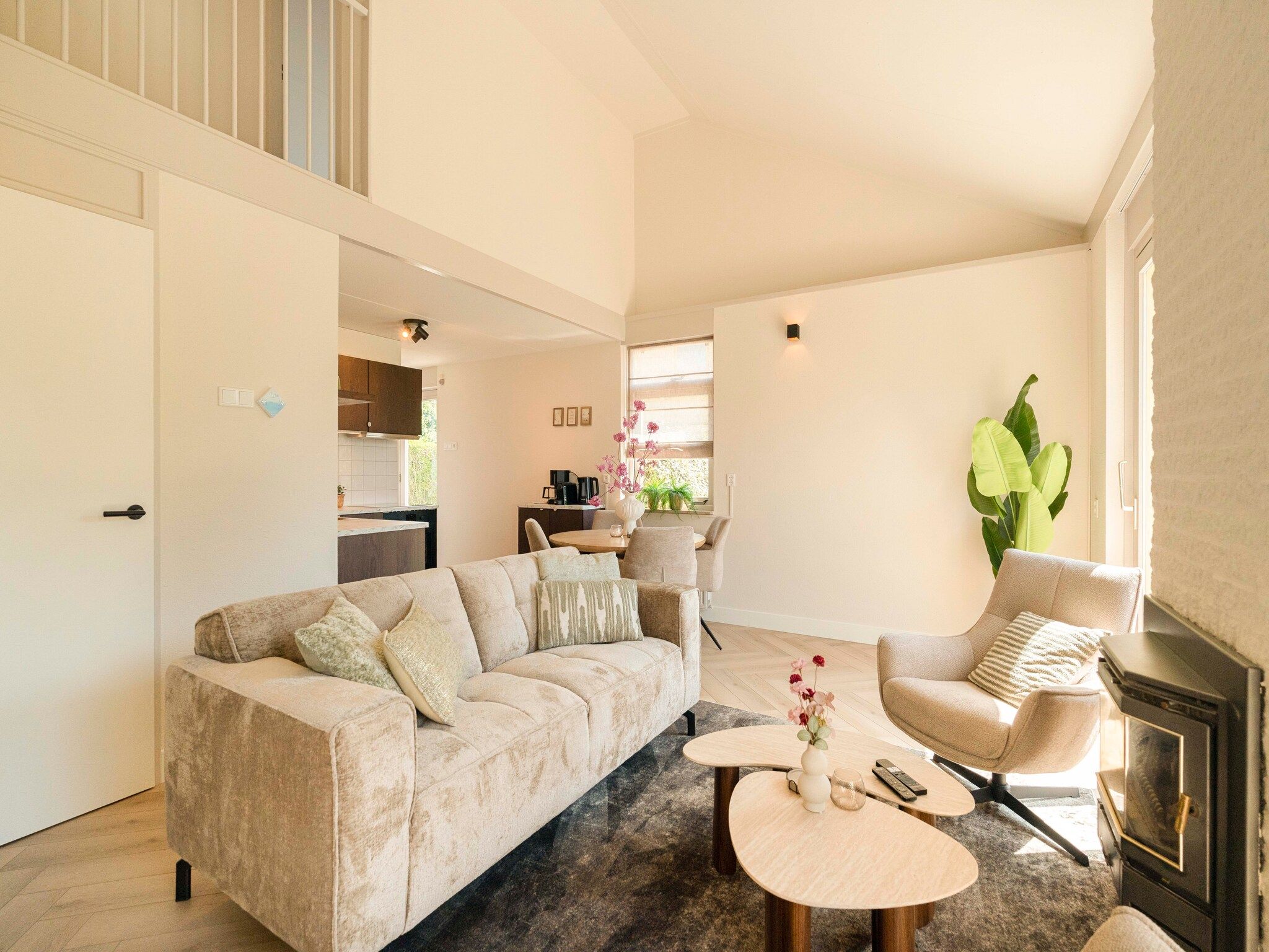 De woonkamer van Strandslag Bungalow 68 in Julianadorp