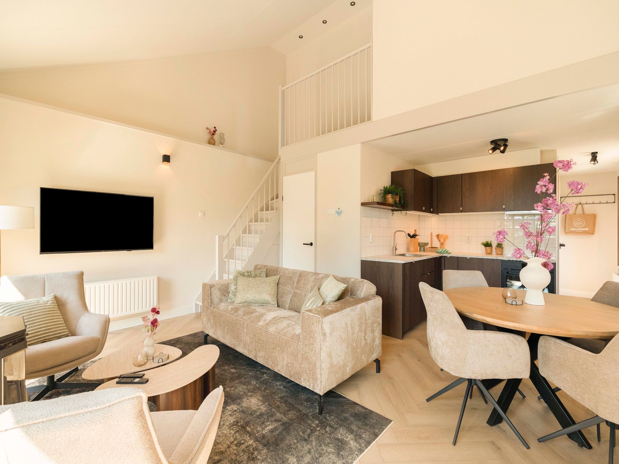 De woonkamer van Strandslag Bungalow 68 in Julianadorp