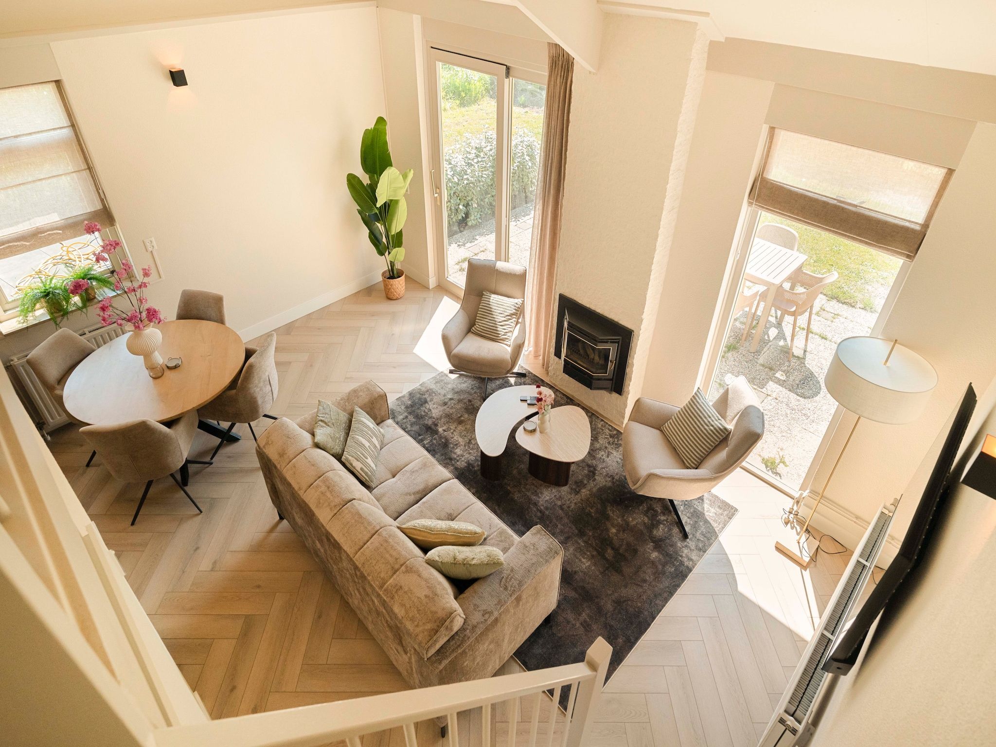 De woonkamer van Strandslag Bungalow 68 in Julianadorp