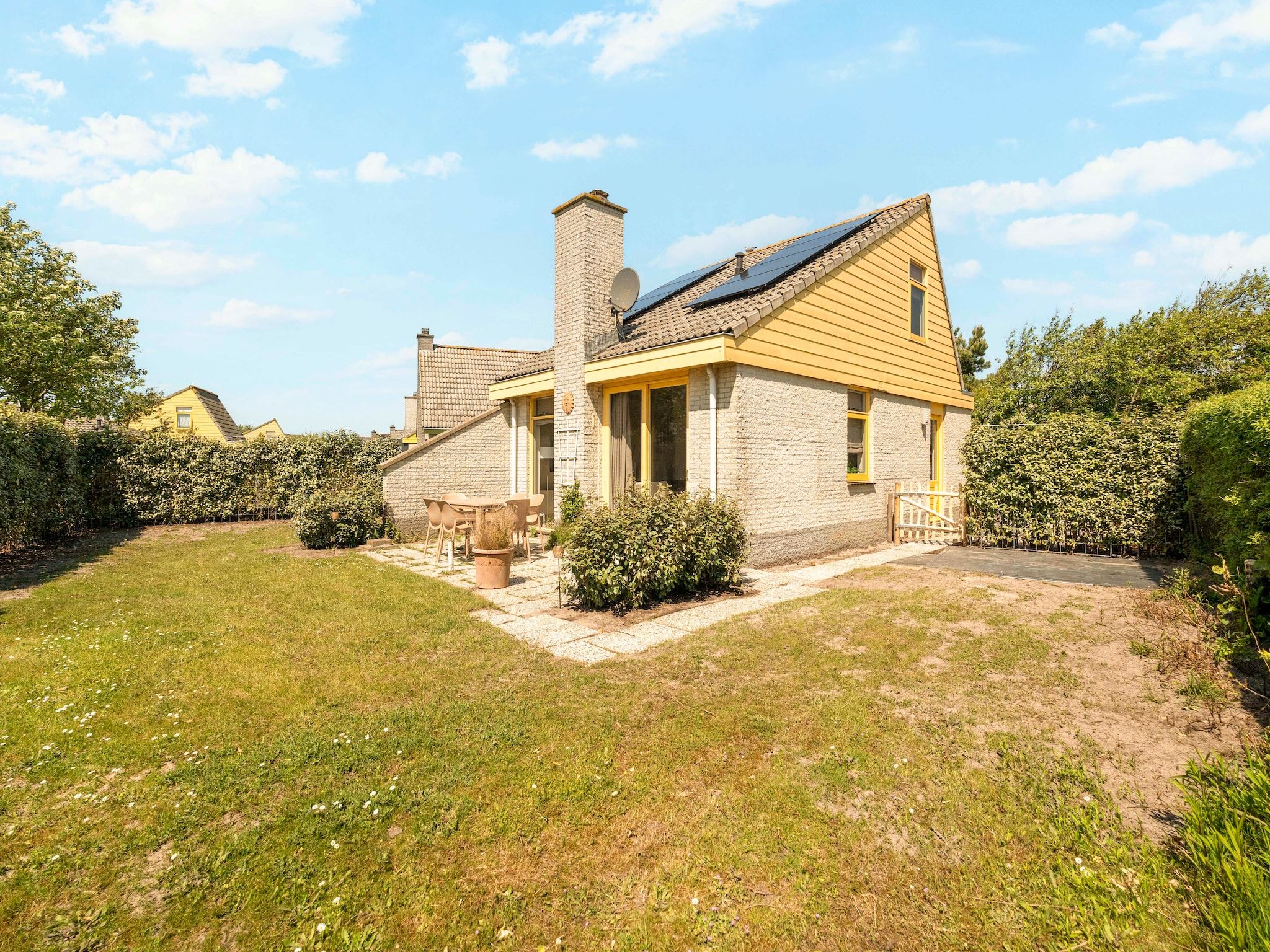 De buitenkant van Strandslag Bungalow 68 in Julianadorp