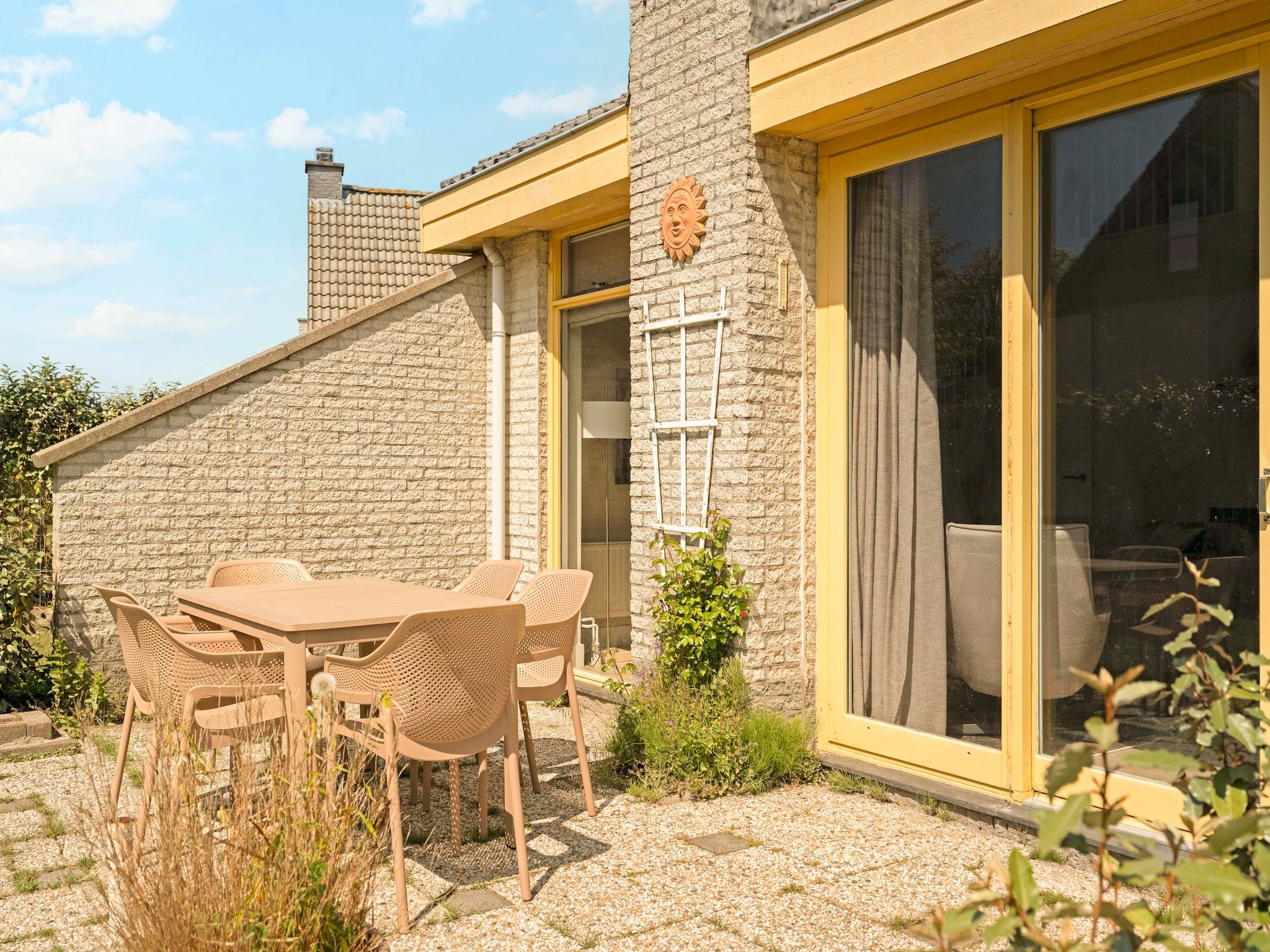 Het terras van Strandslag Bungalow 68 in Julianadorp