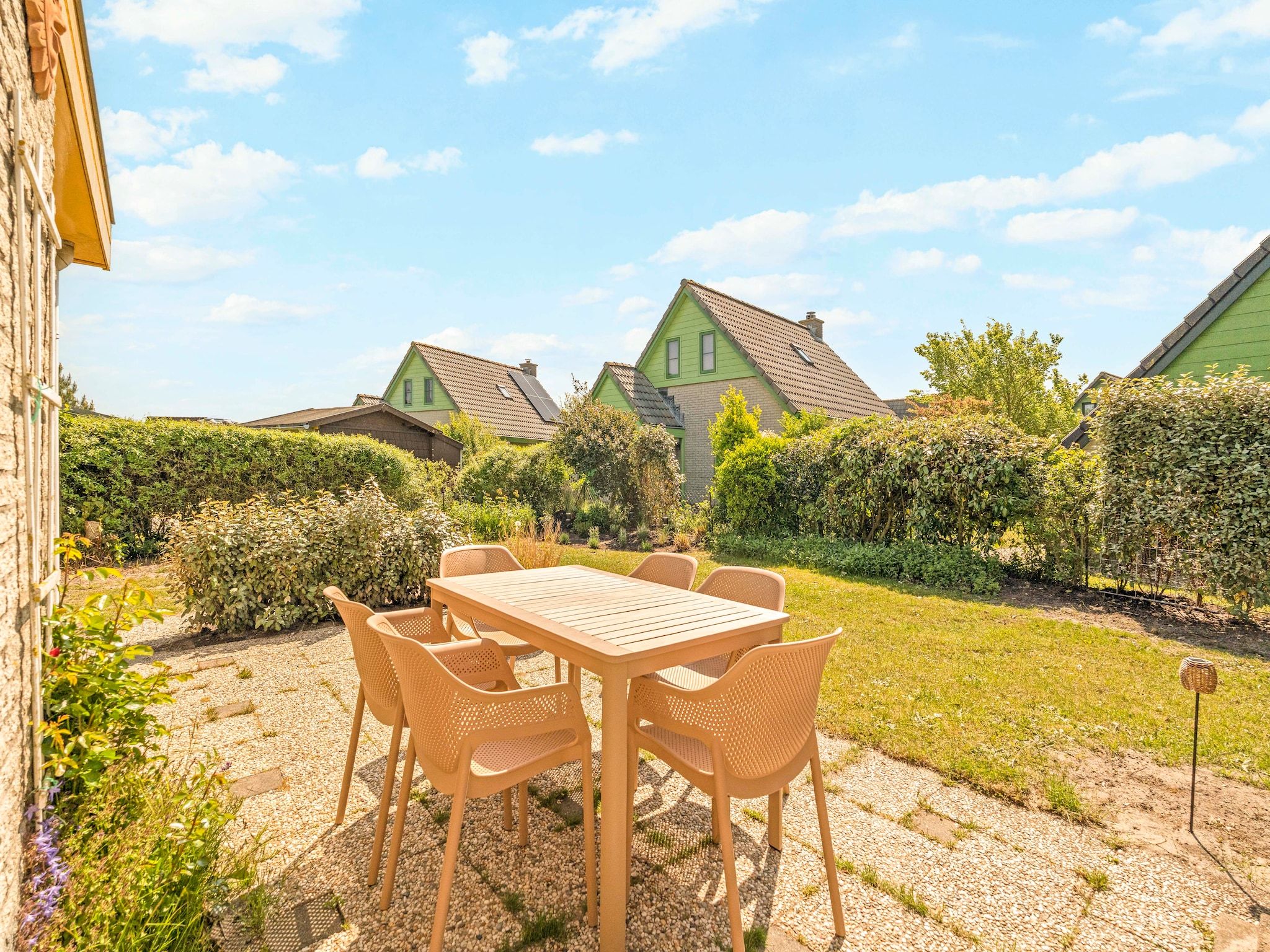 Het terras van Strandslag Bungalow 68 in Julianadorp