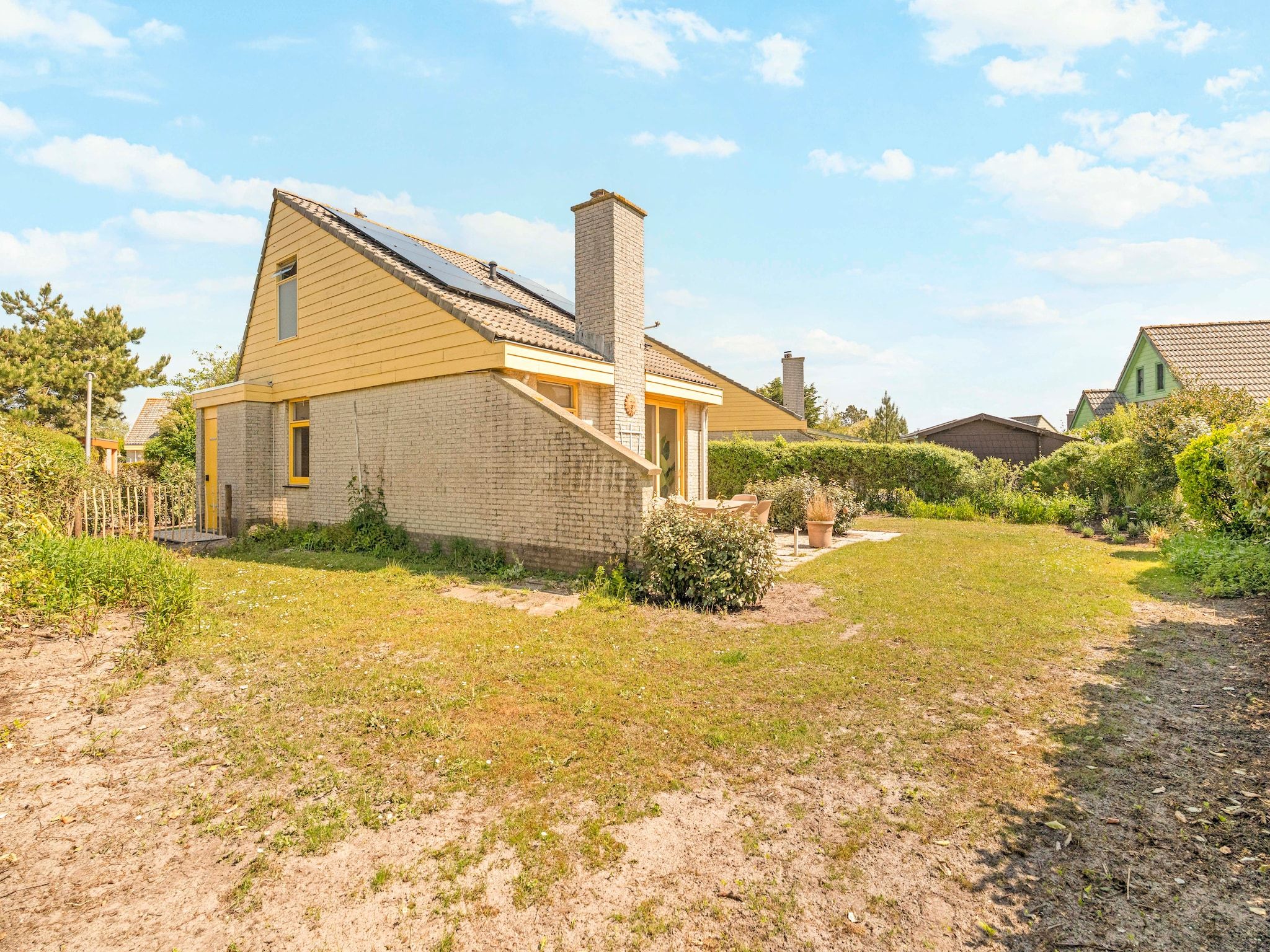 De buitenkant van Strandslag Bungalow 68 in Julianadorp