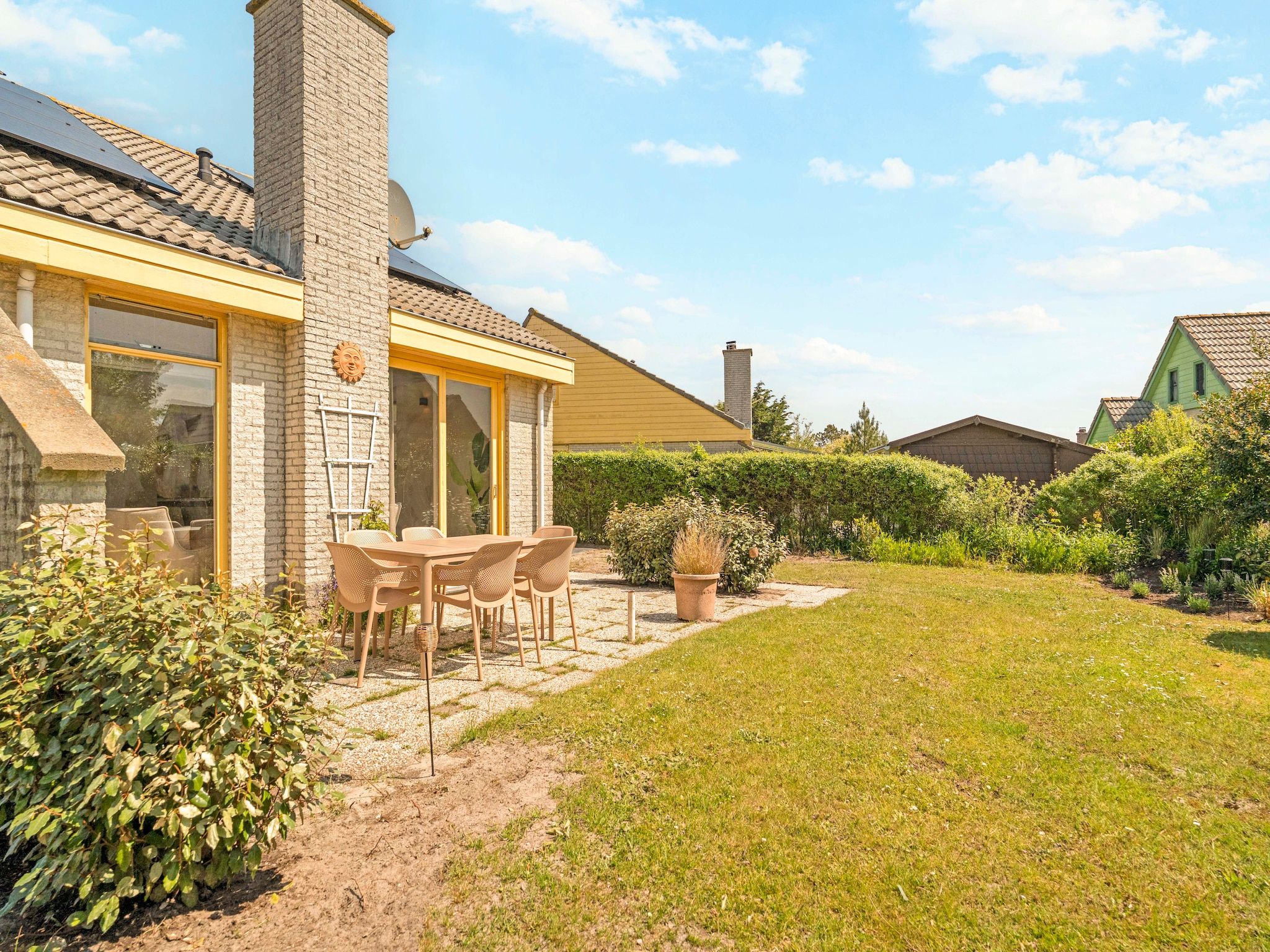 De tuin van Strandslag Bungalow 68 in Julianadorp