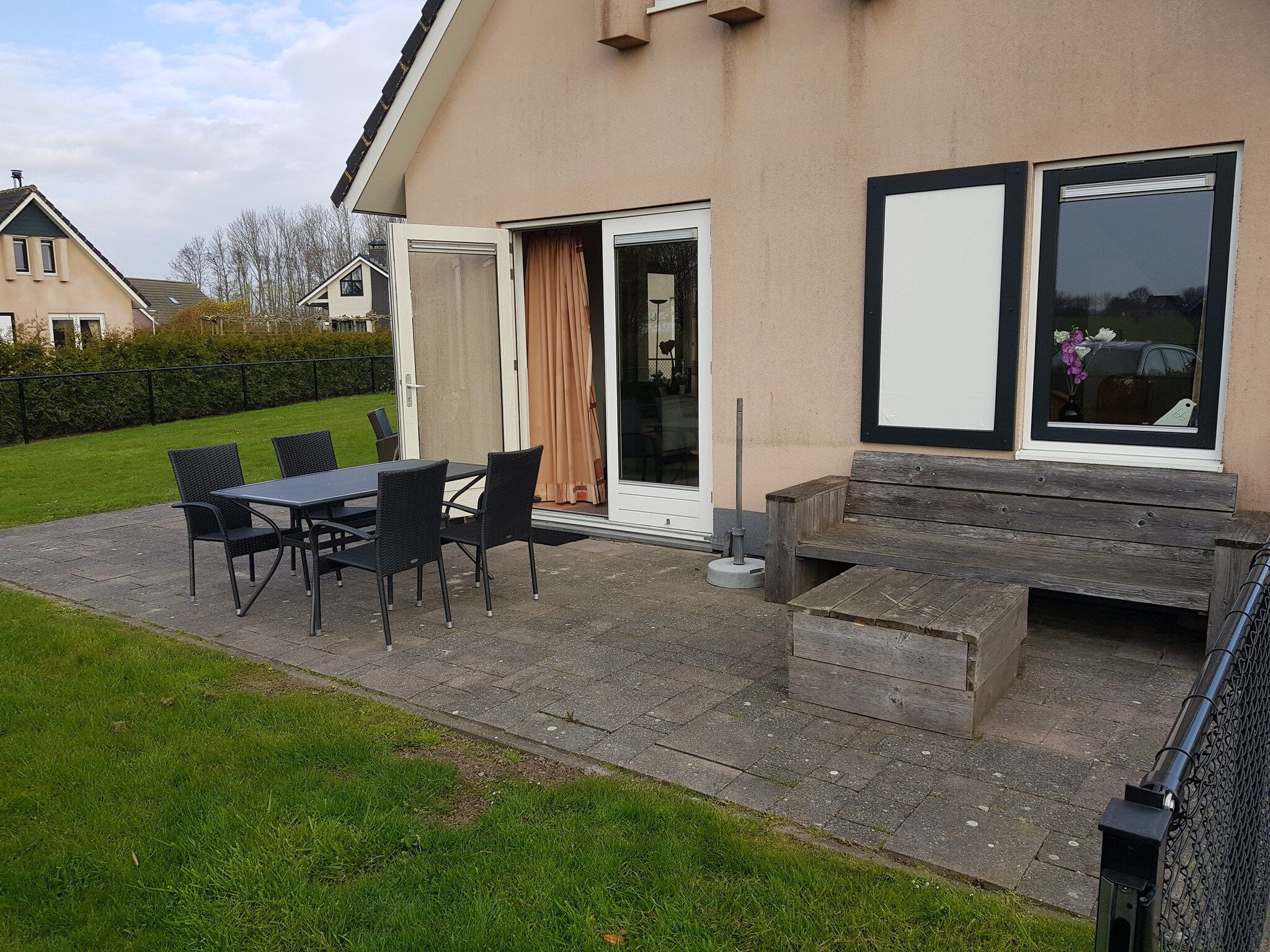 Het terras van Bargereed 66 in Tzummarum