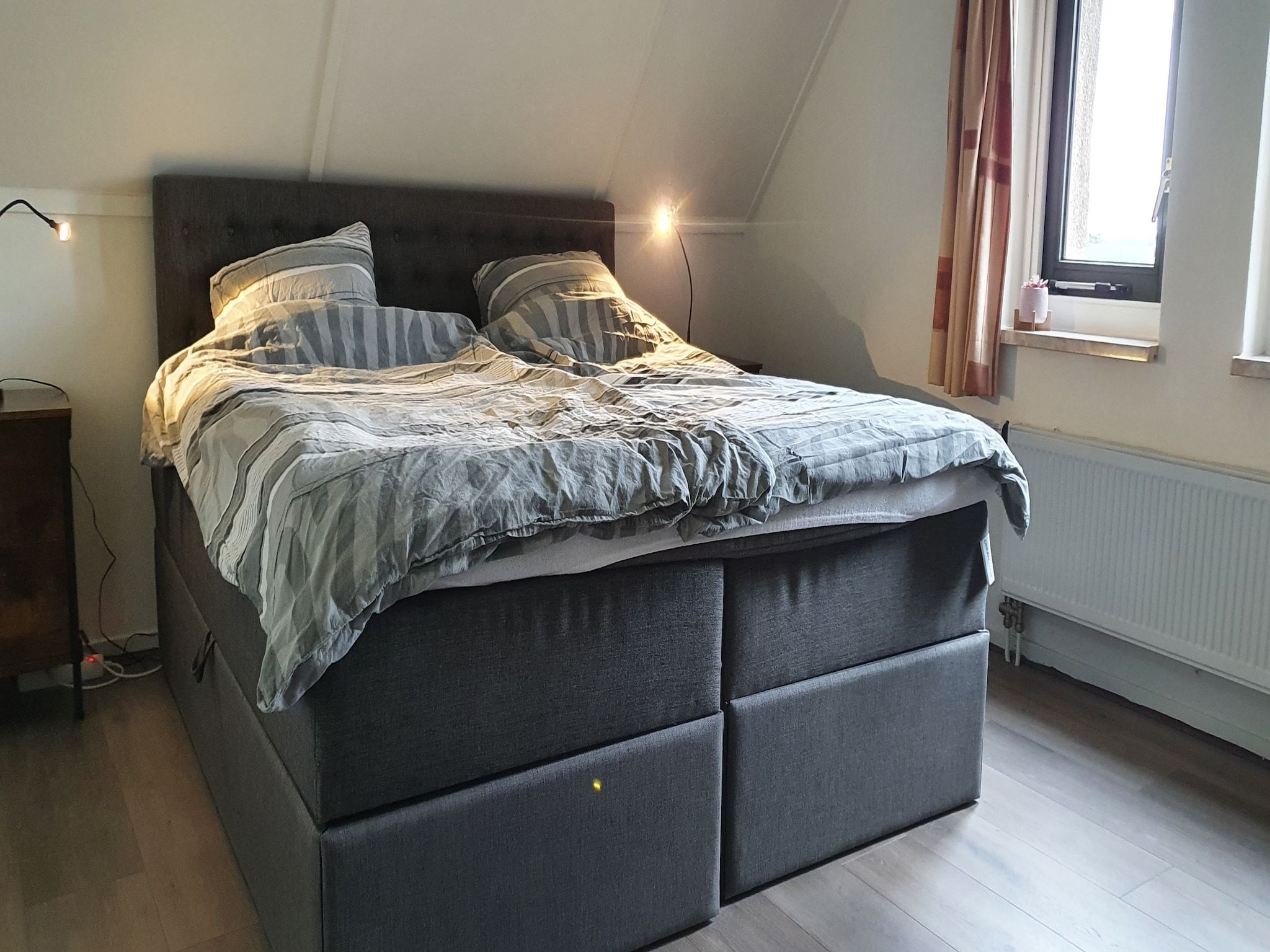 Een slaapkamer van Bargereed 66 in Tzummarum