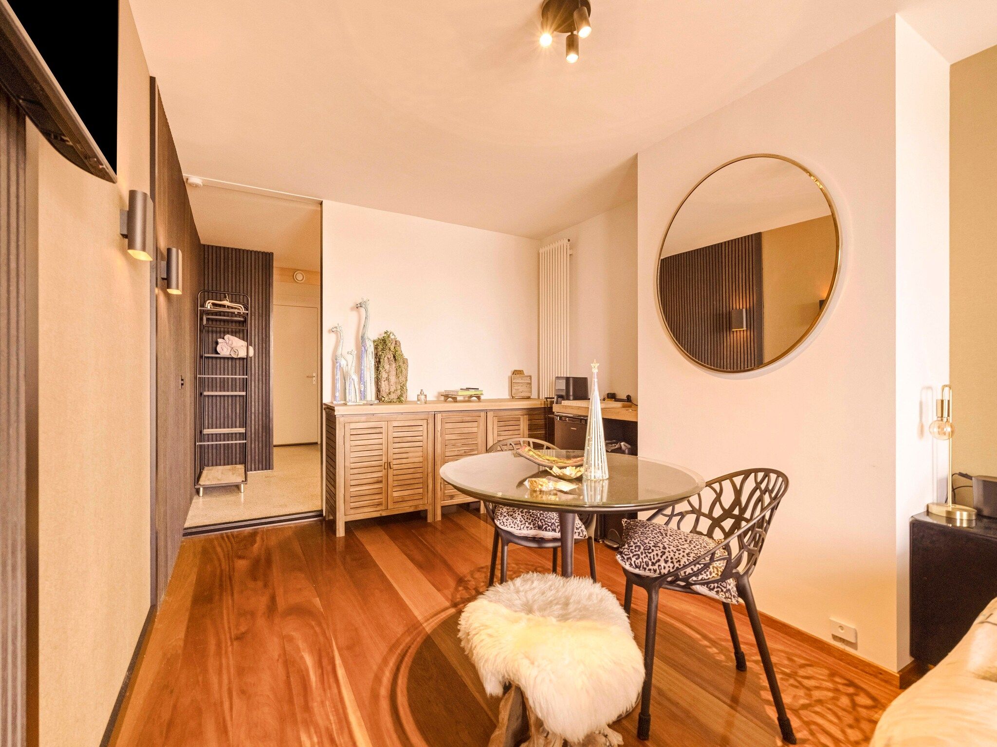 De eetkamer van Suite "At the Beach" 23D in Callantsoog