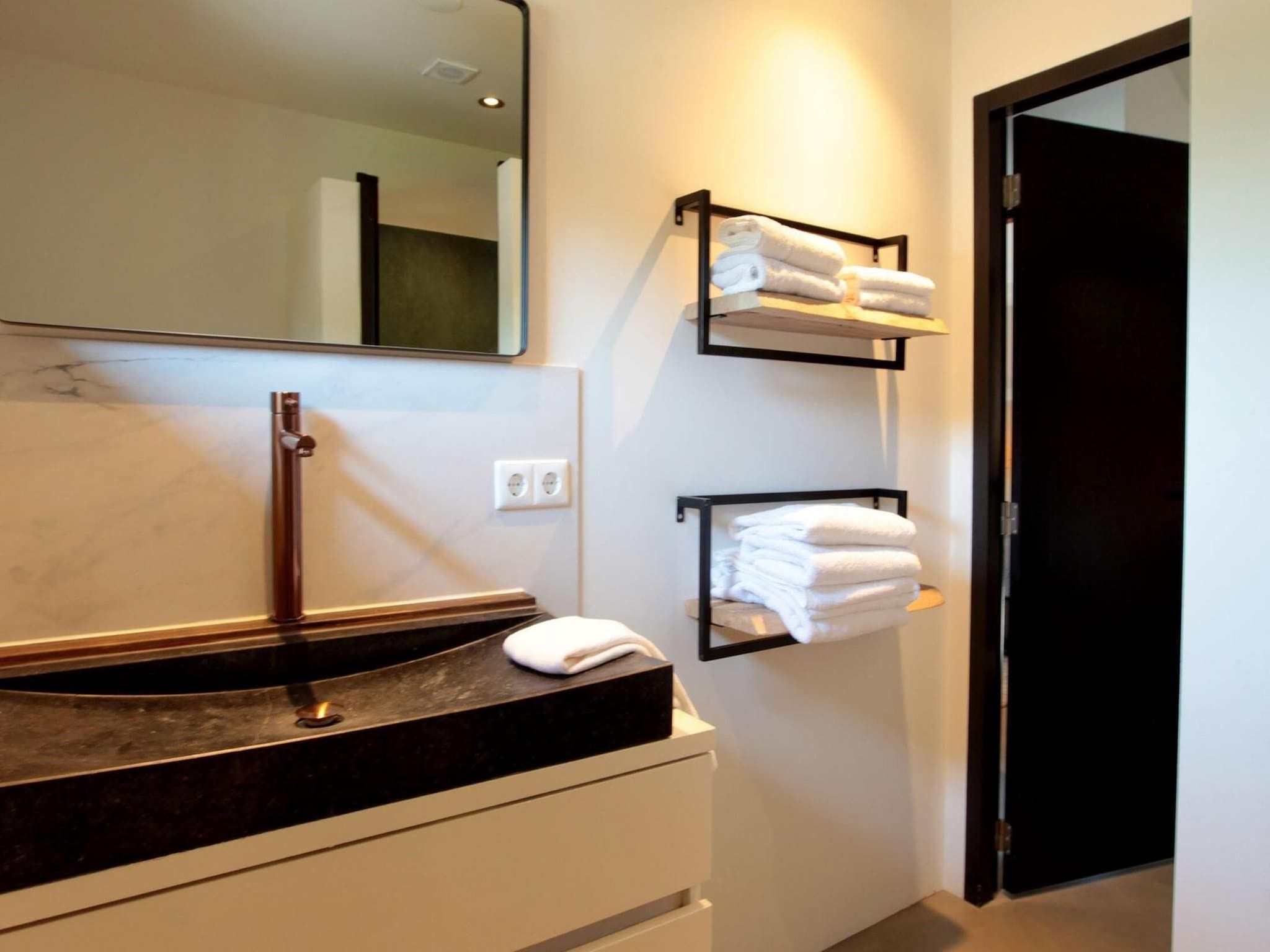 De badkamer van 8-14 person group accommodation in Schoorl